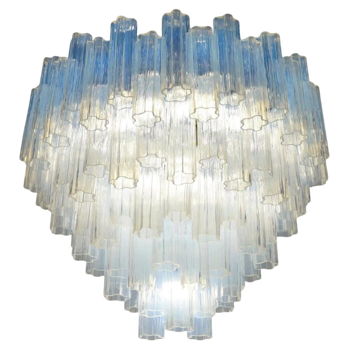 Lampadario in vetro di Murano opalino Toso Vetri d'Arte. Italia, 1984.