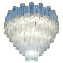 Lampadario in vetro di Murano opalino Toso Vetri d'Arte. Italia, 1984.