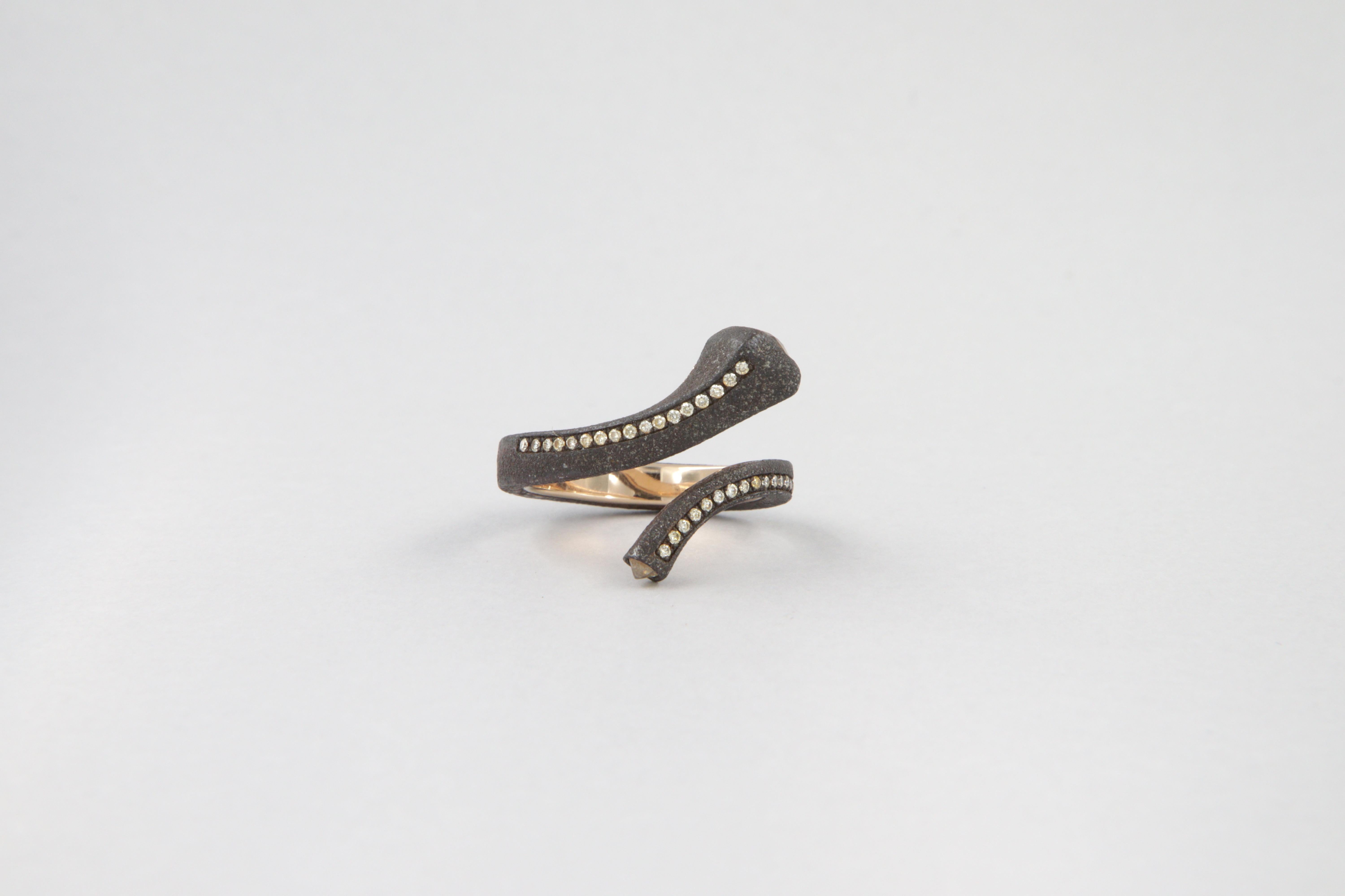 Contemporain Bague avec diamants de taille ancienne en fer et or en vente
