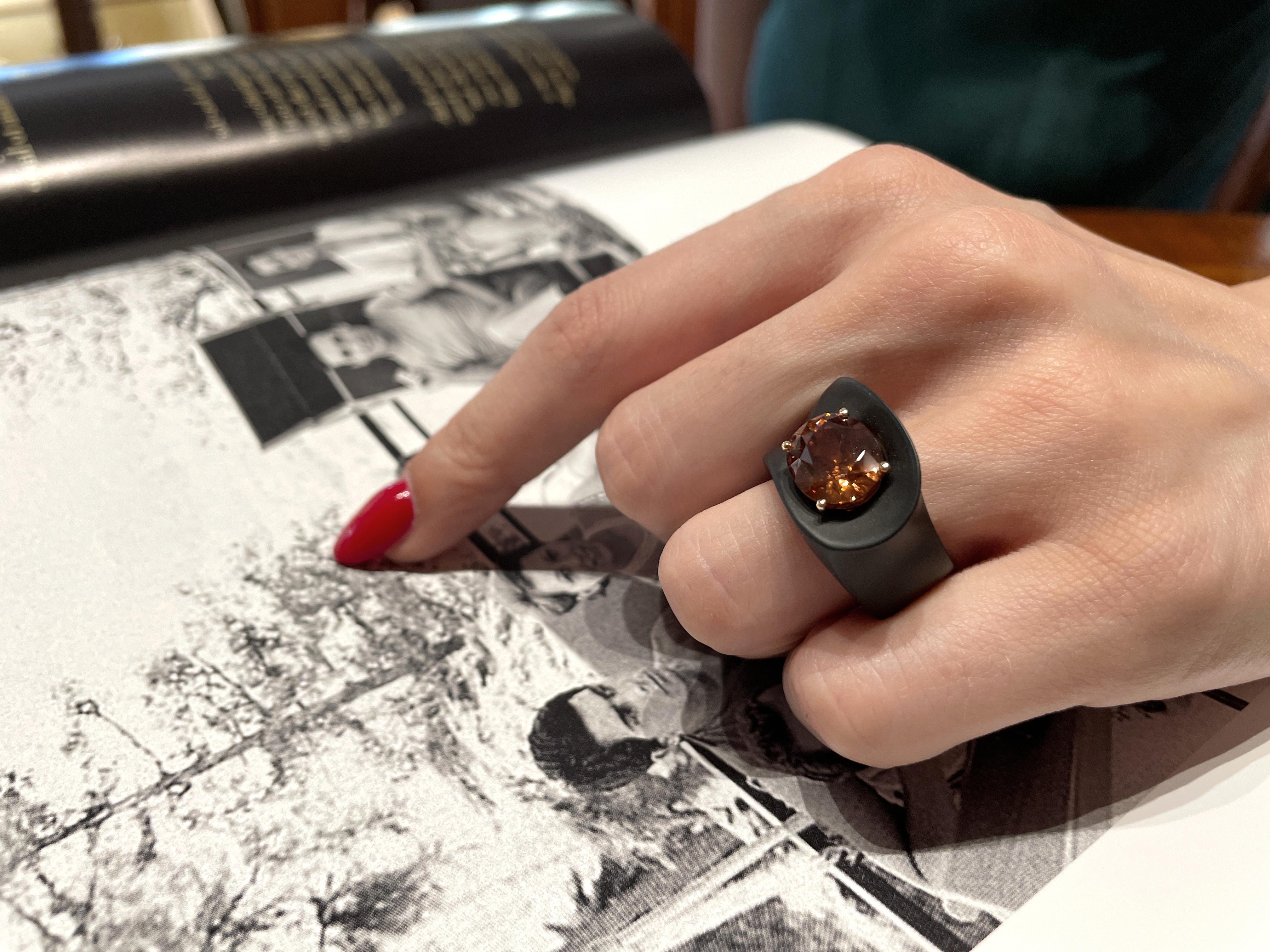 Bague contemporaine avec zircon cubique carat 7.14 en fer, dlc et or en vente 10