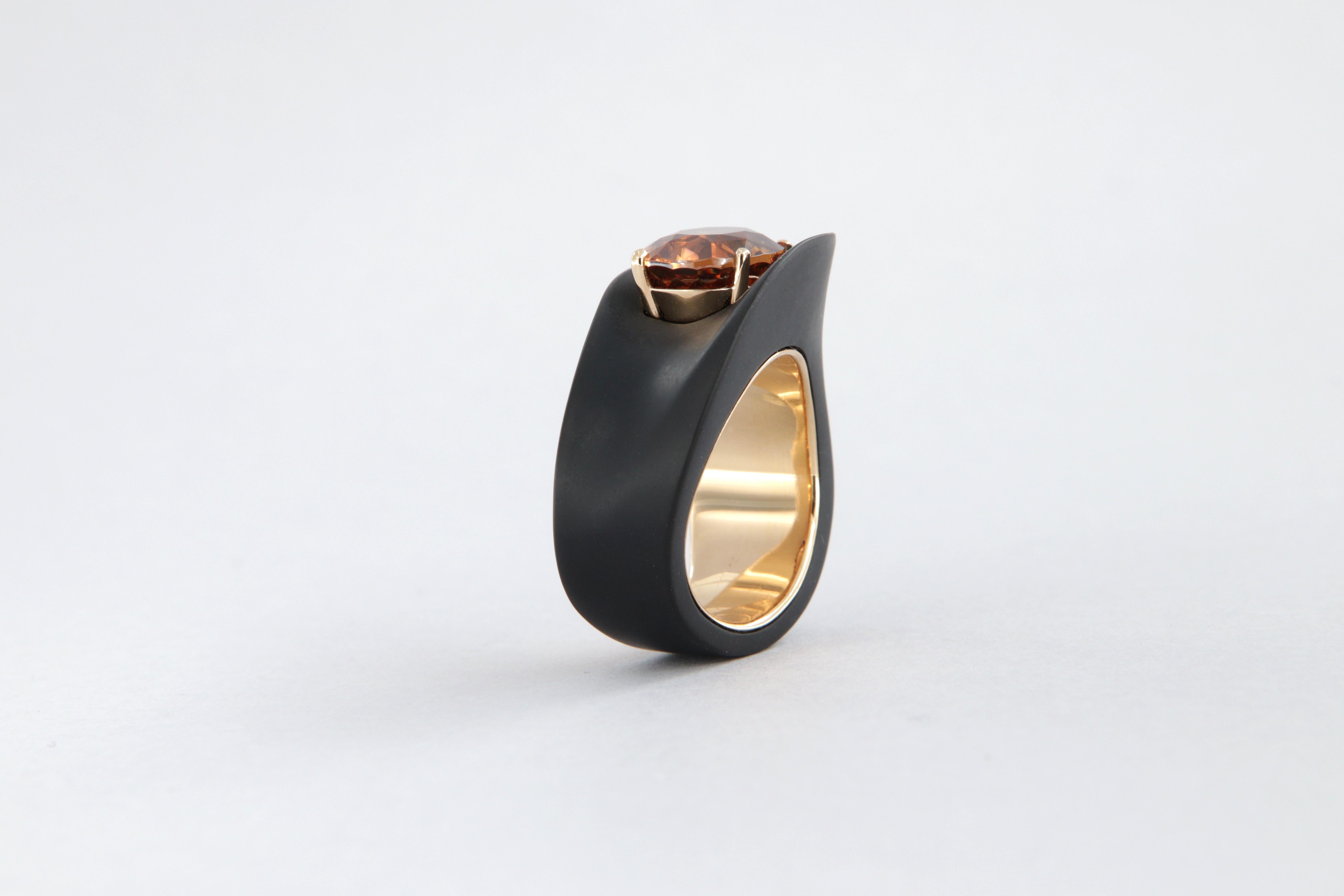 Bague contemporaine avec zircon cubique carat 7.14 en fer, dlc et or en vente 7