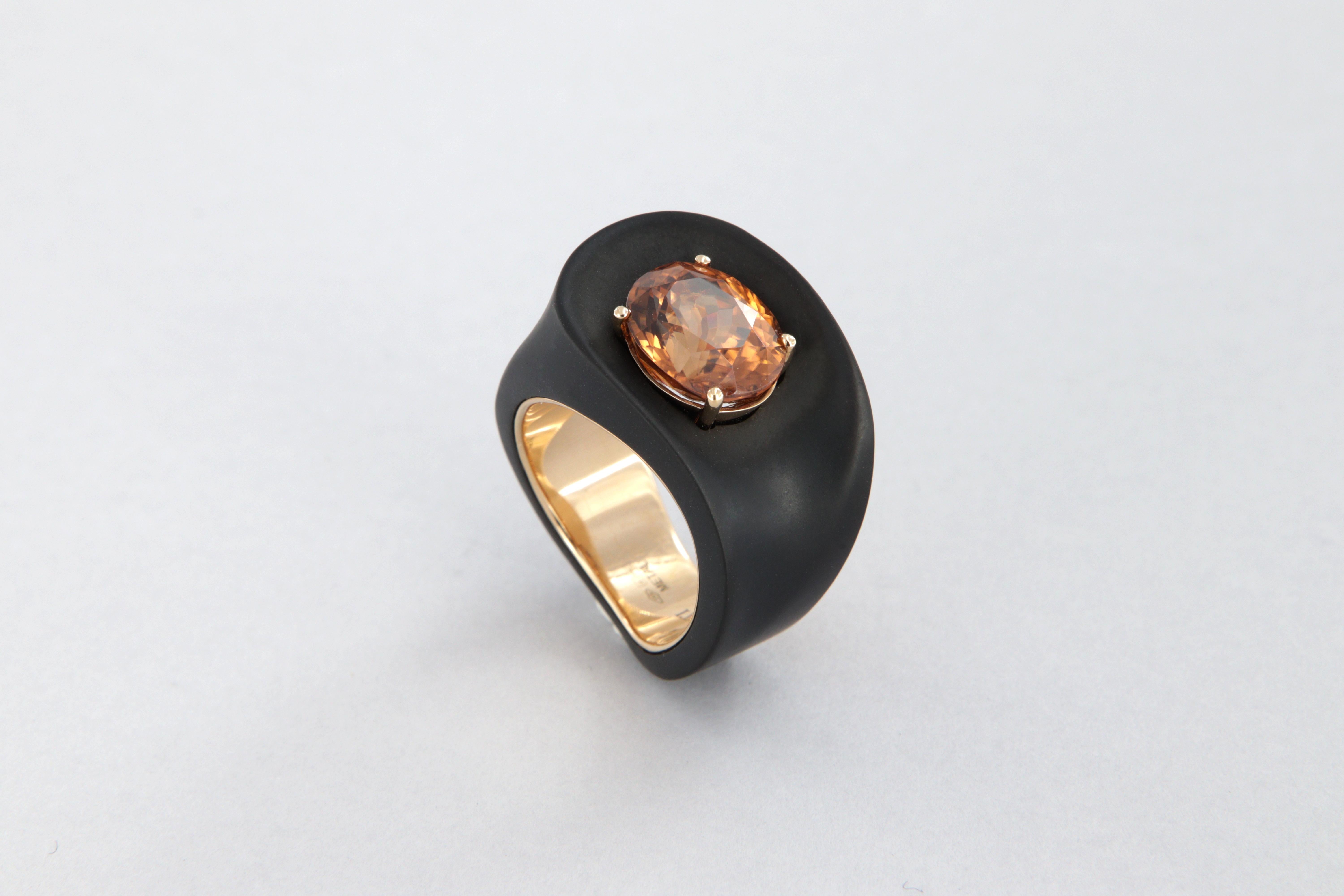 Bague contemporaine avec zircon cubique carat 7.14 en fer, dlc et or en vente 6