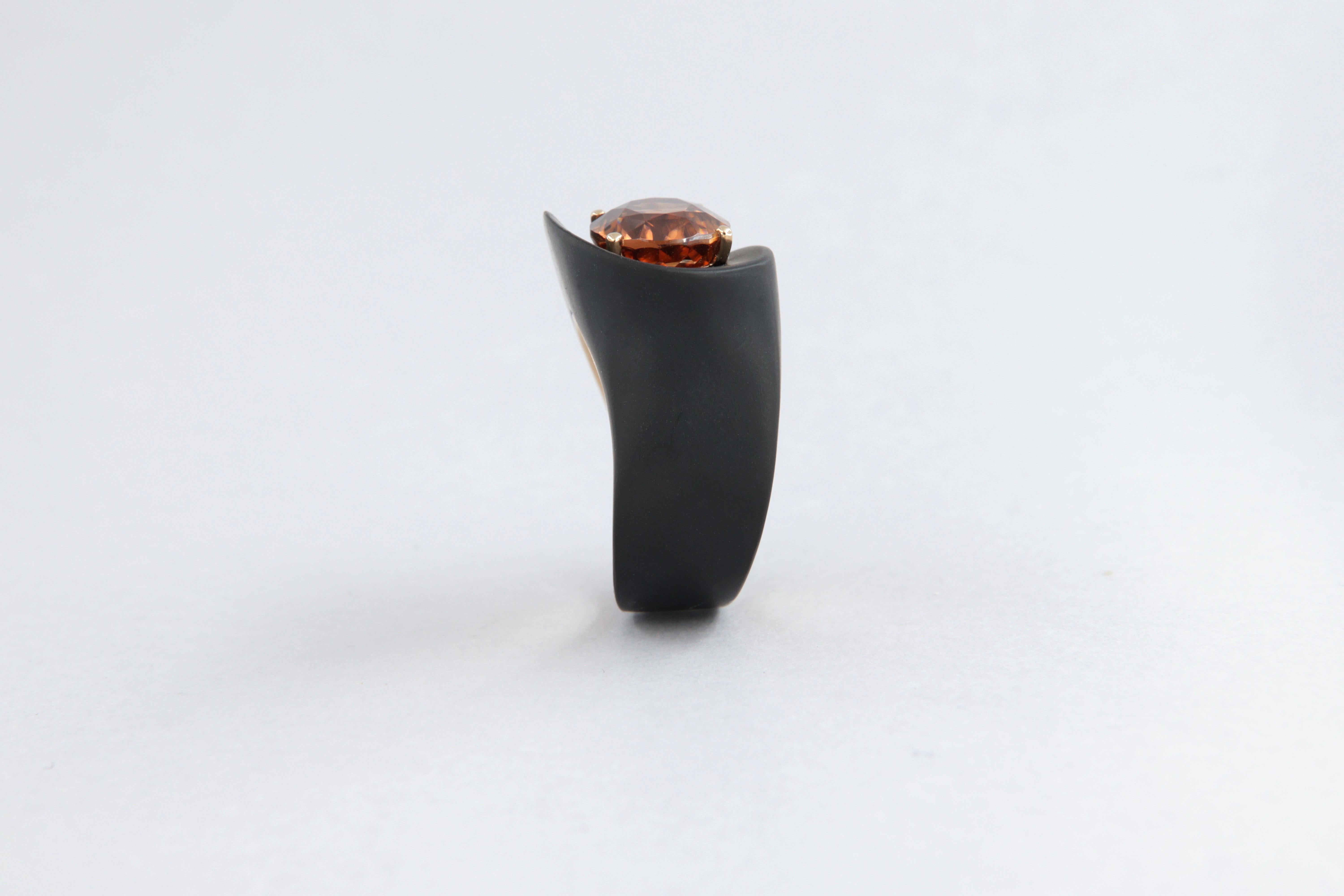 Bague contemporaine avec zircon cubique carat 7.14 en fer, dlc et or en vente 8