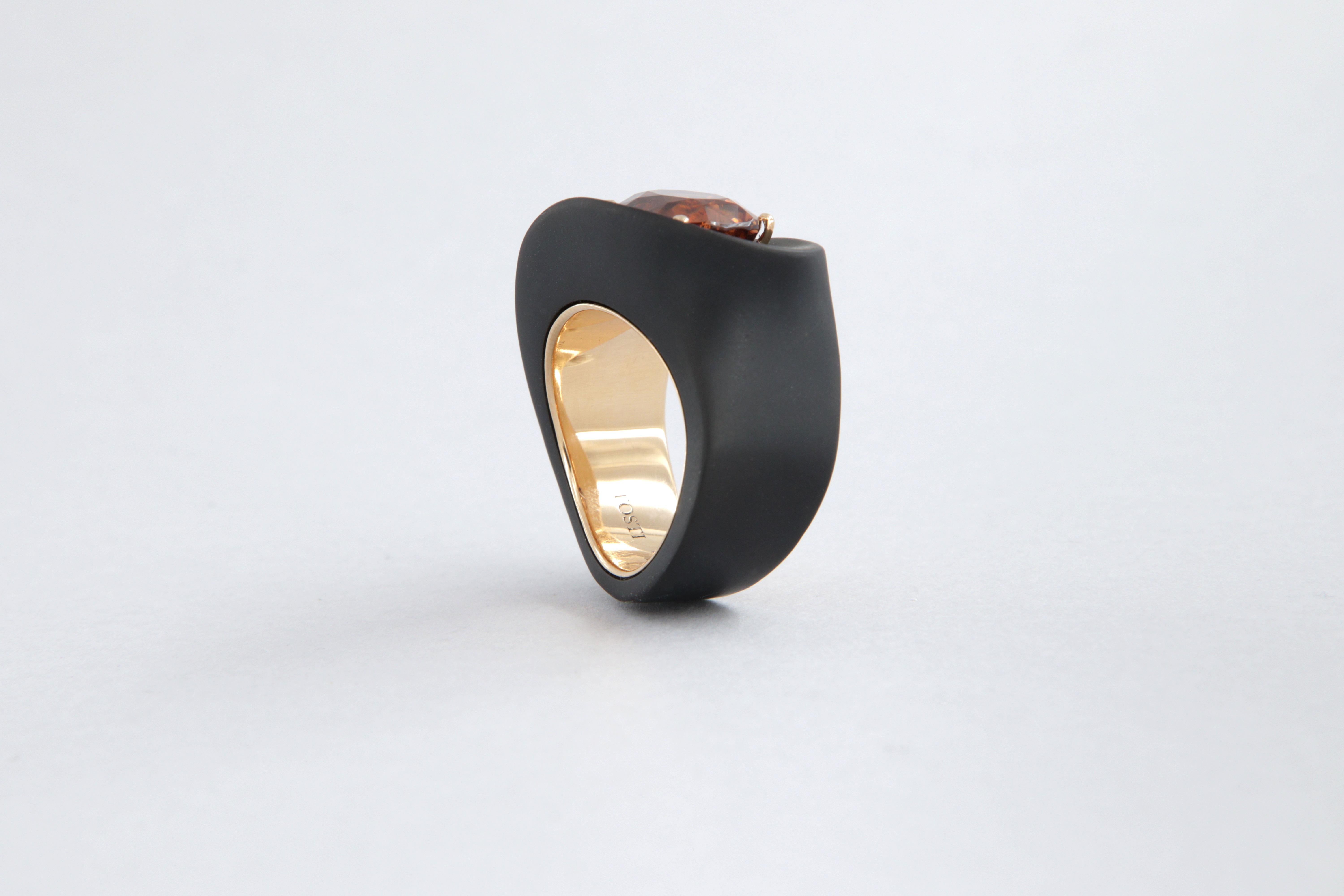 Bague contemporaine avec zircon cubique carat 7.14 en fer, dlc et or en vente 9