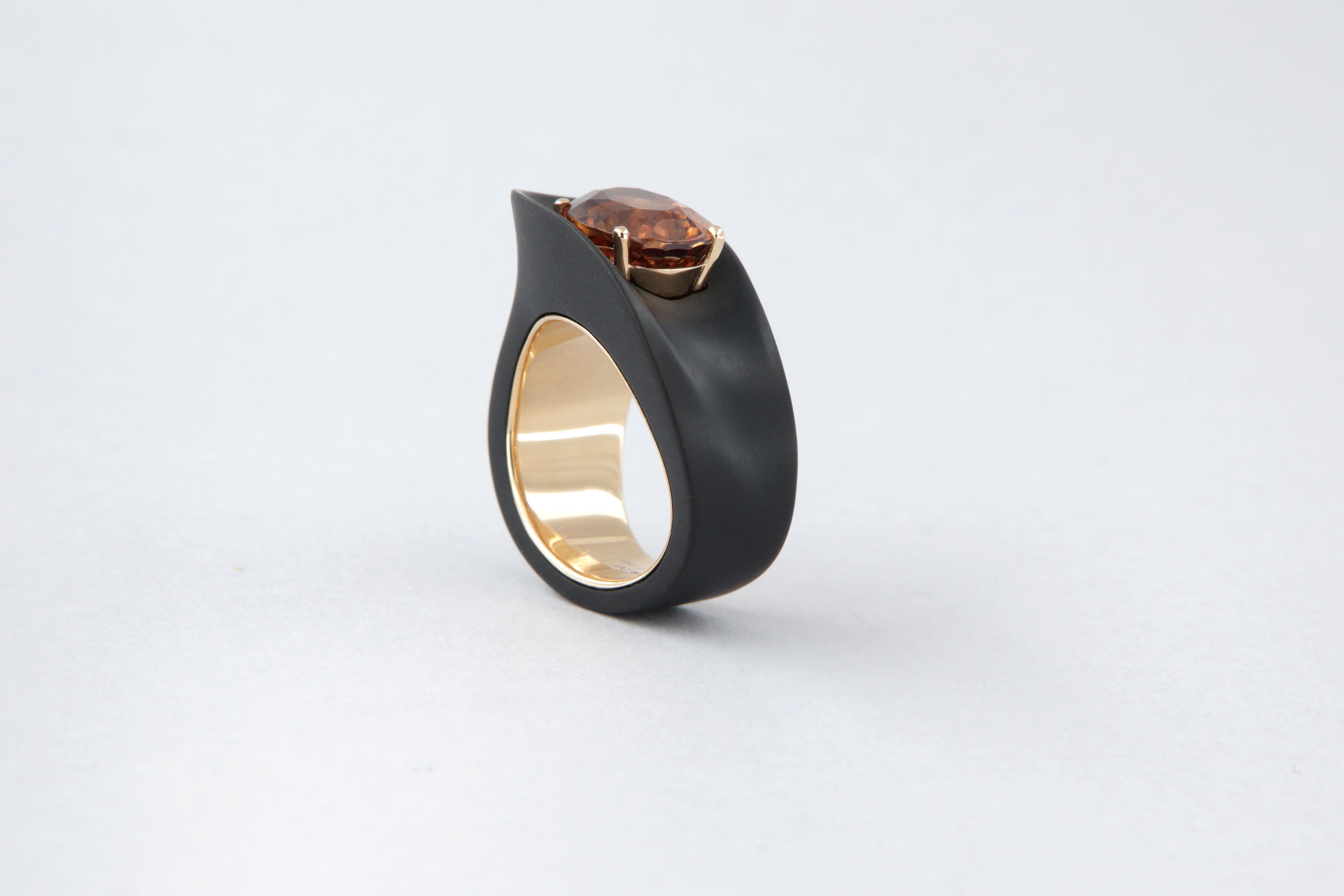 Contemporain Bague contemporaine avec zircon cubique carat 7.14 en fer, dlc et or en vente