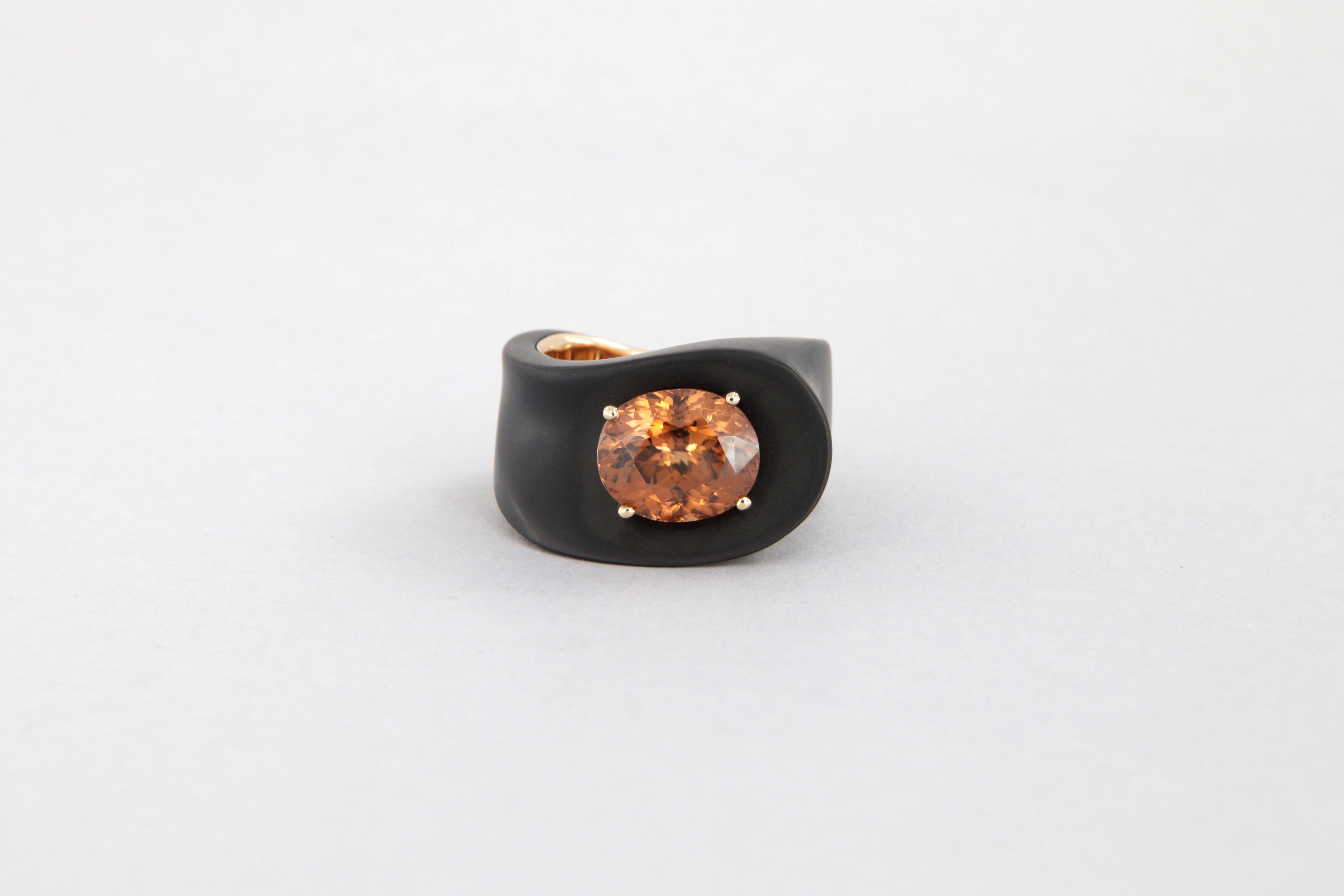 Oval Cut Bague contemporaine avec zircon cubique carat 7.14 en fer, dlc et or en vente