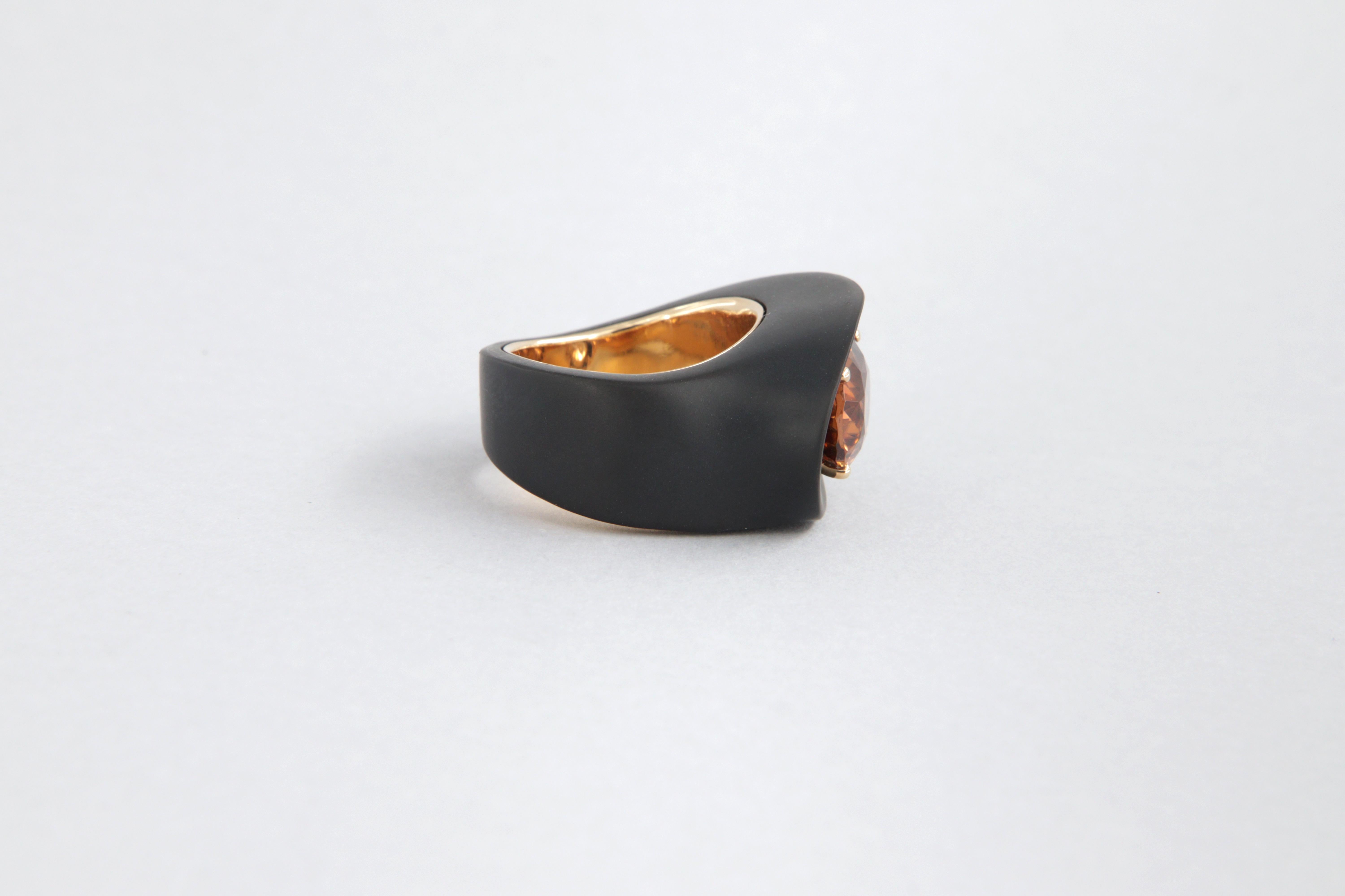 Bague contemporaine avec zircon cubique carat 7.14 en fer, dlc et or Unisexe en vente