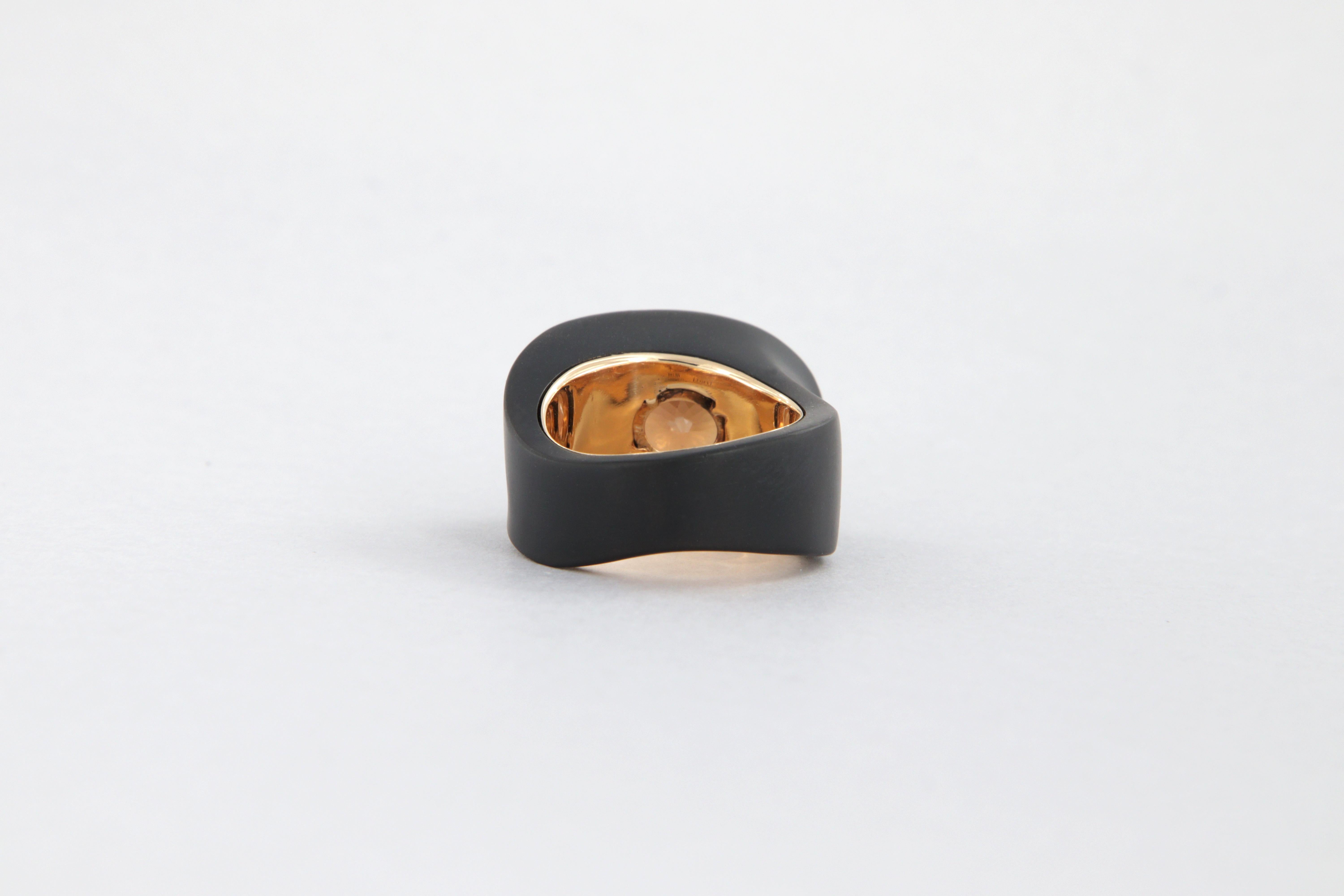 Bague contemporaine avec zircon cubique carat 7.14 en fer, dlc et or en vente 1