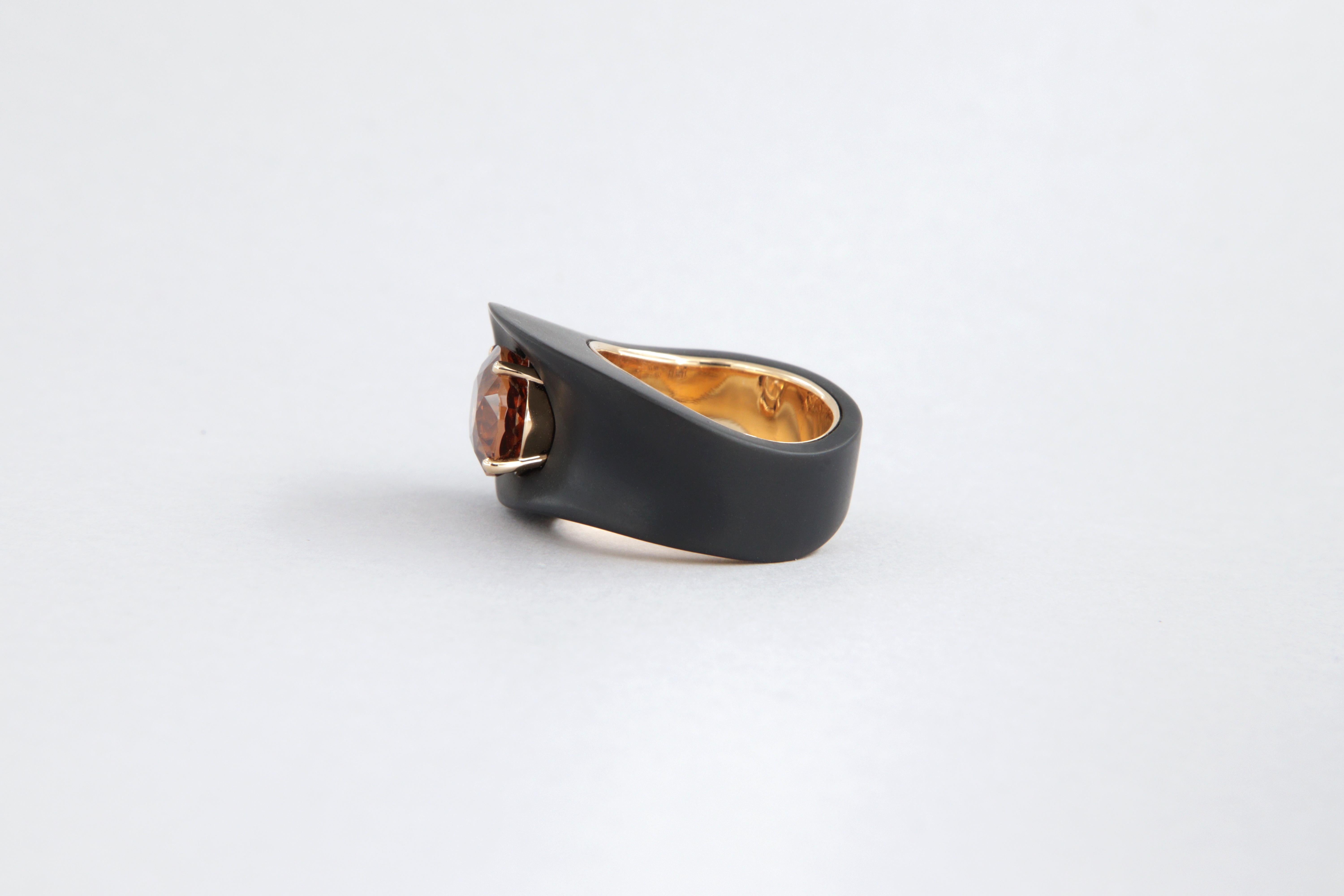 Bague contemporaine avec zircon cubique carat 7.14 en fer, dlc et or en vente 2