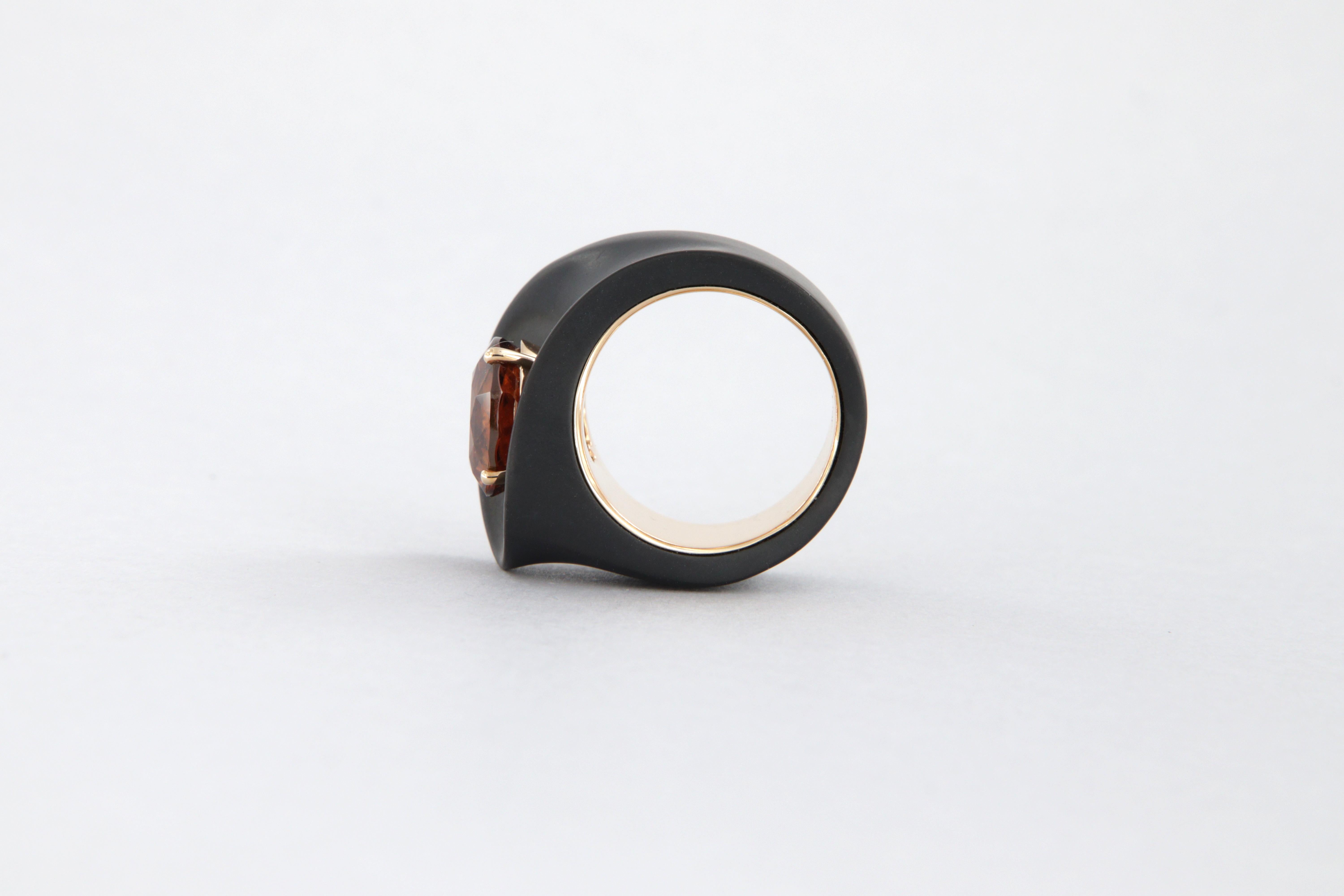 Bague contemporaine avec zircon cubique carat 7.14 en fer, dlc et or en vente 4