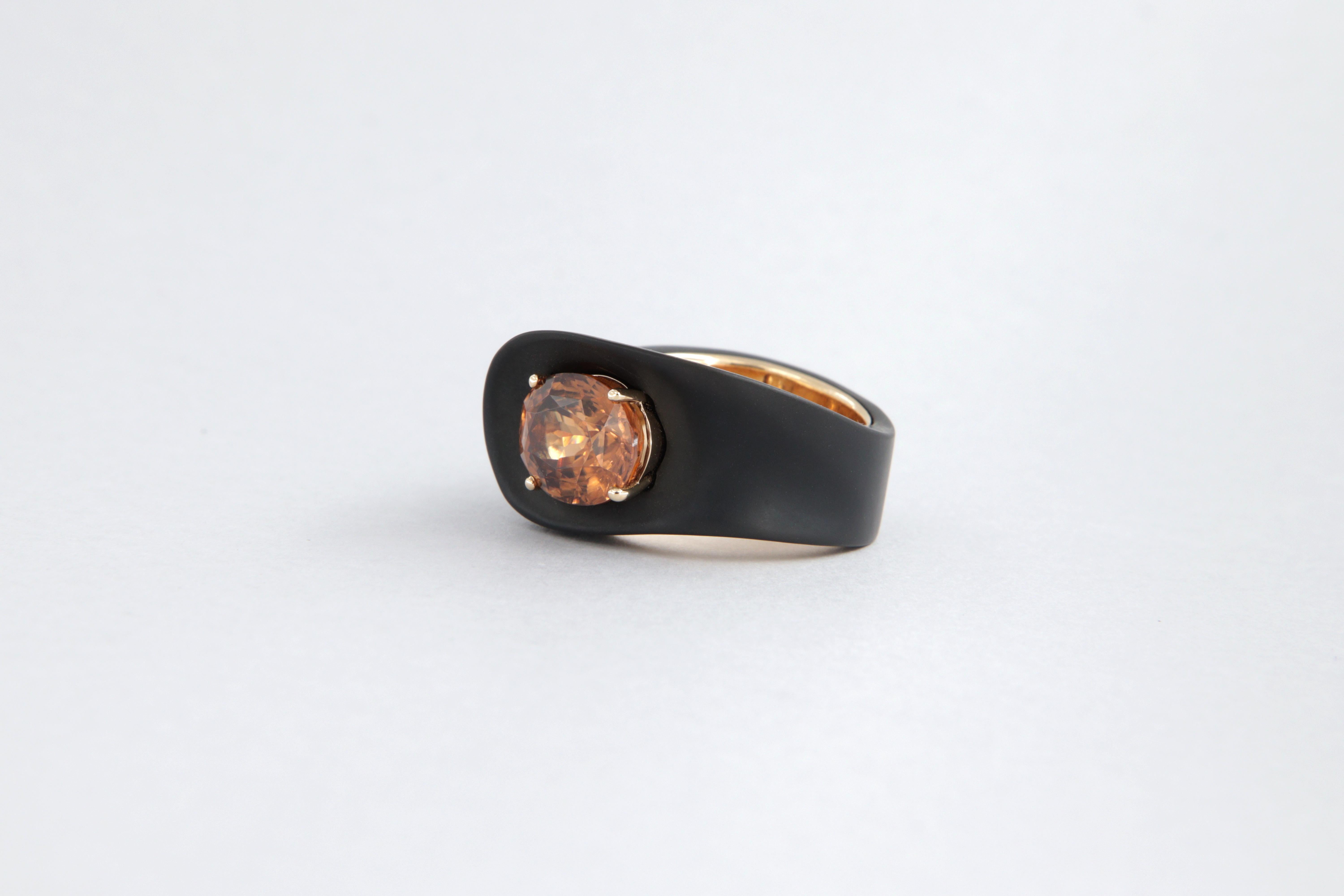 Bague contemporaine avec zircon cubique carat 7.14 en fer, dlc et or en vente 3