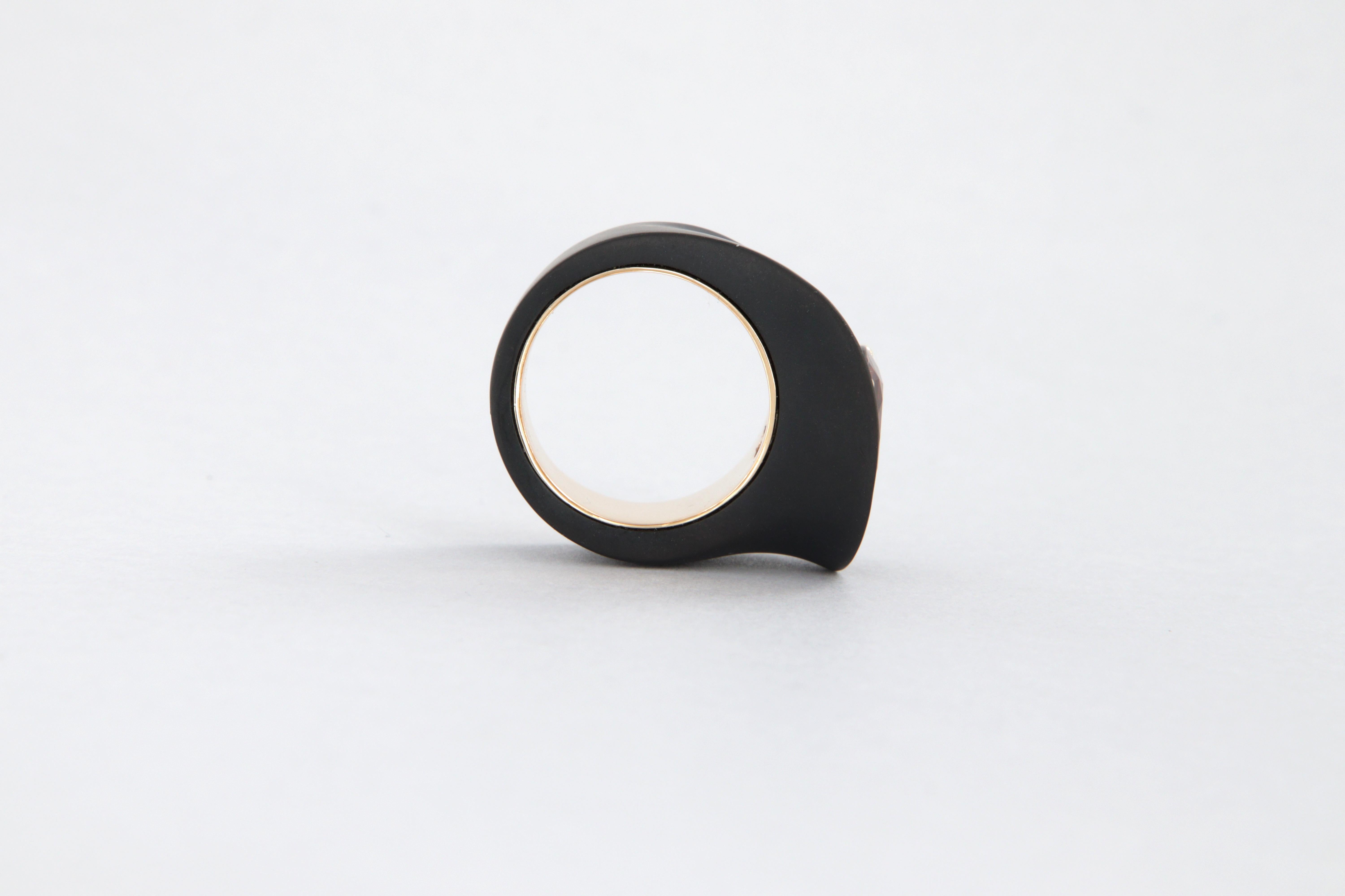 Bague contemporaine avec zircon cubique carat 7.14 en fer, dlc et or en vente 5