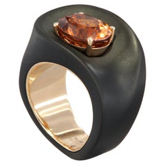 Anello contemporaneo con zircone carati 7.14 in ferro, dlc e oro