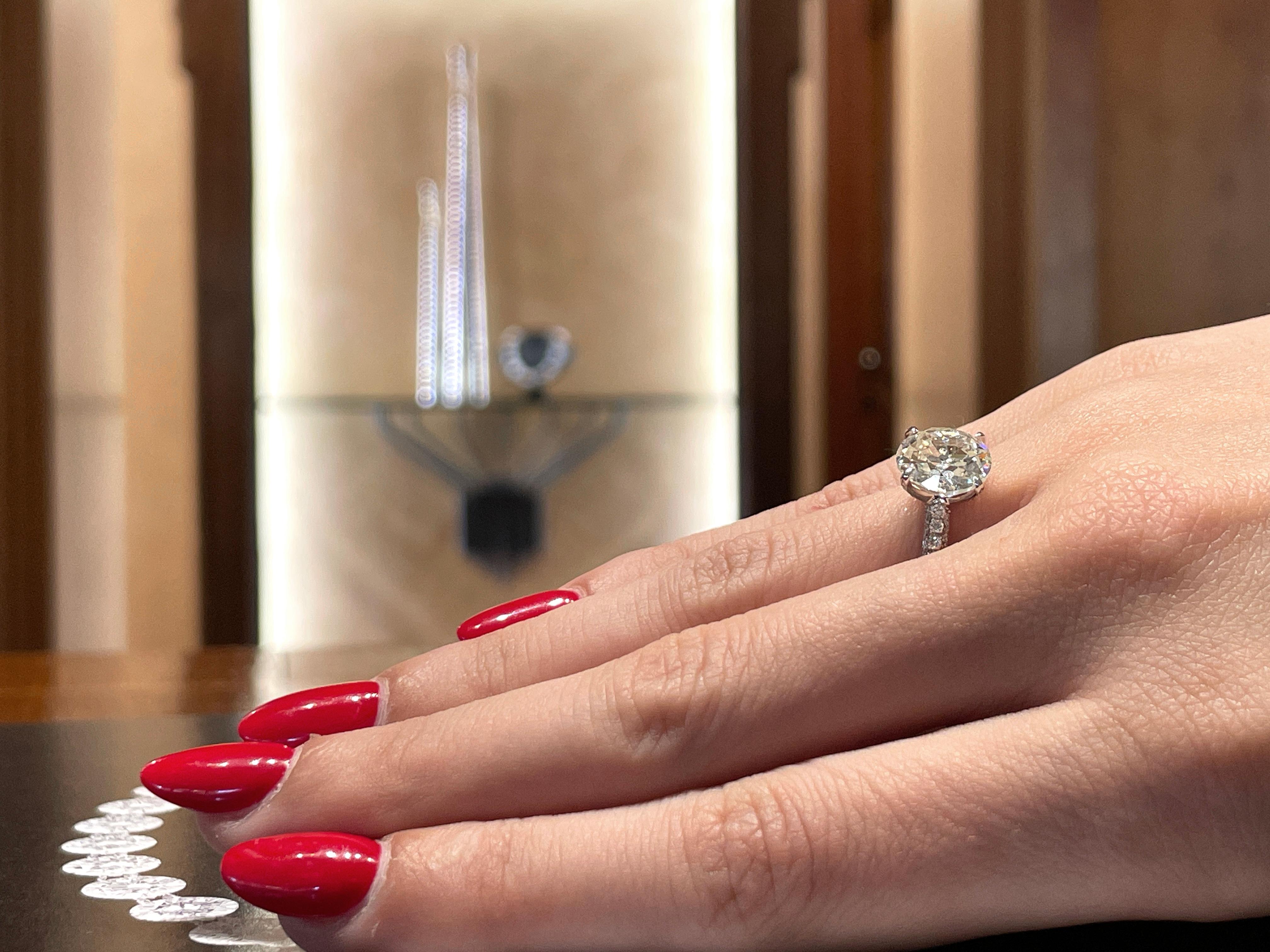 Engagement ring with 3.07-carat antique-cut diamond GIA For Sale 4