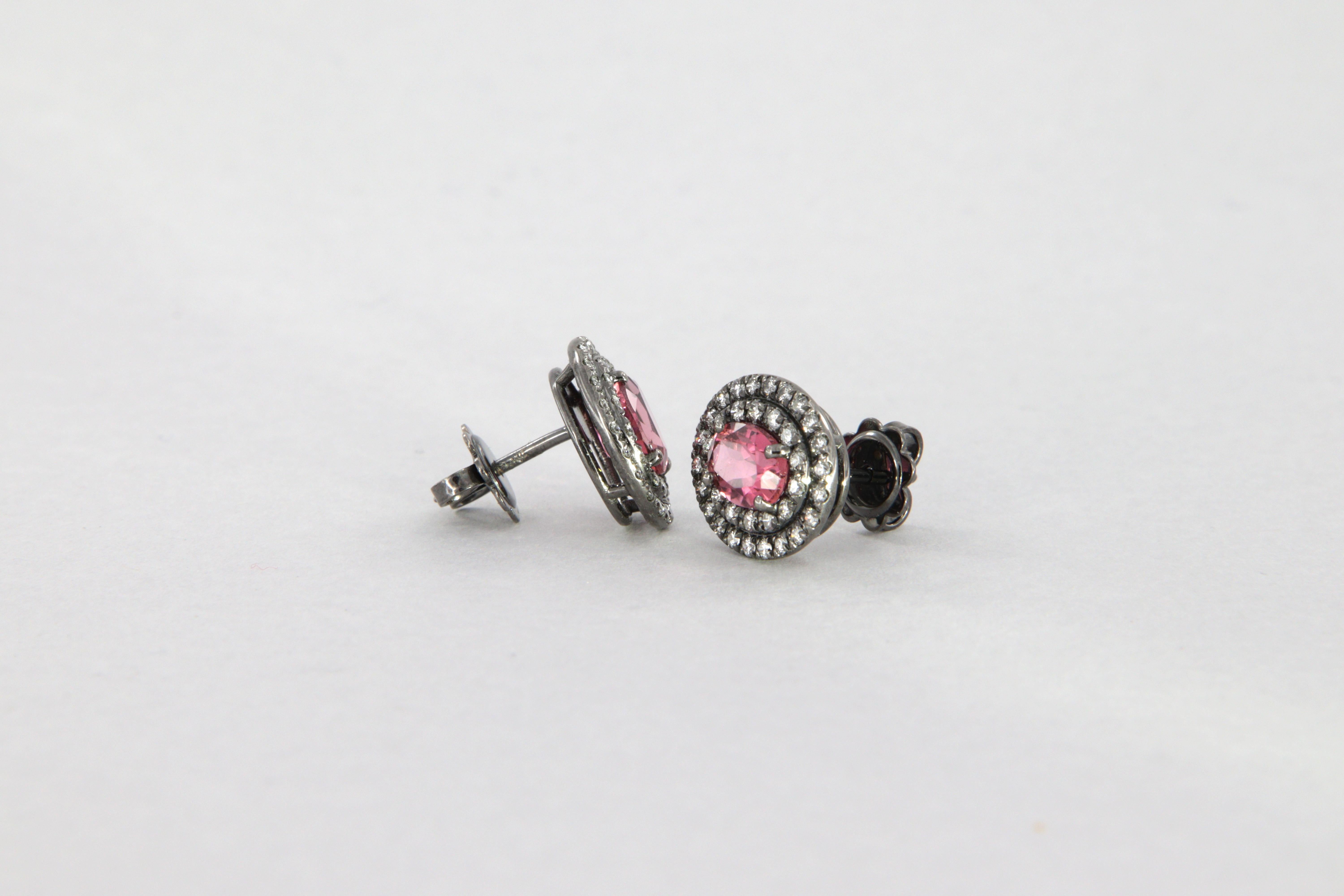 Contemporary Halo earrings with diamonds and pink tourmalines carat 1.70 in gold For Sale