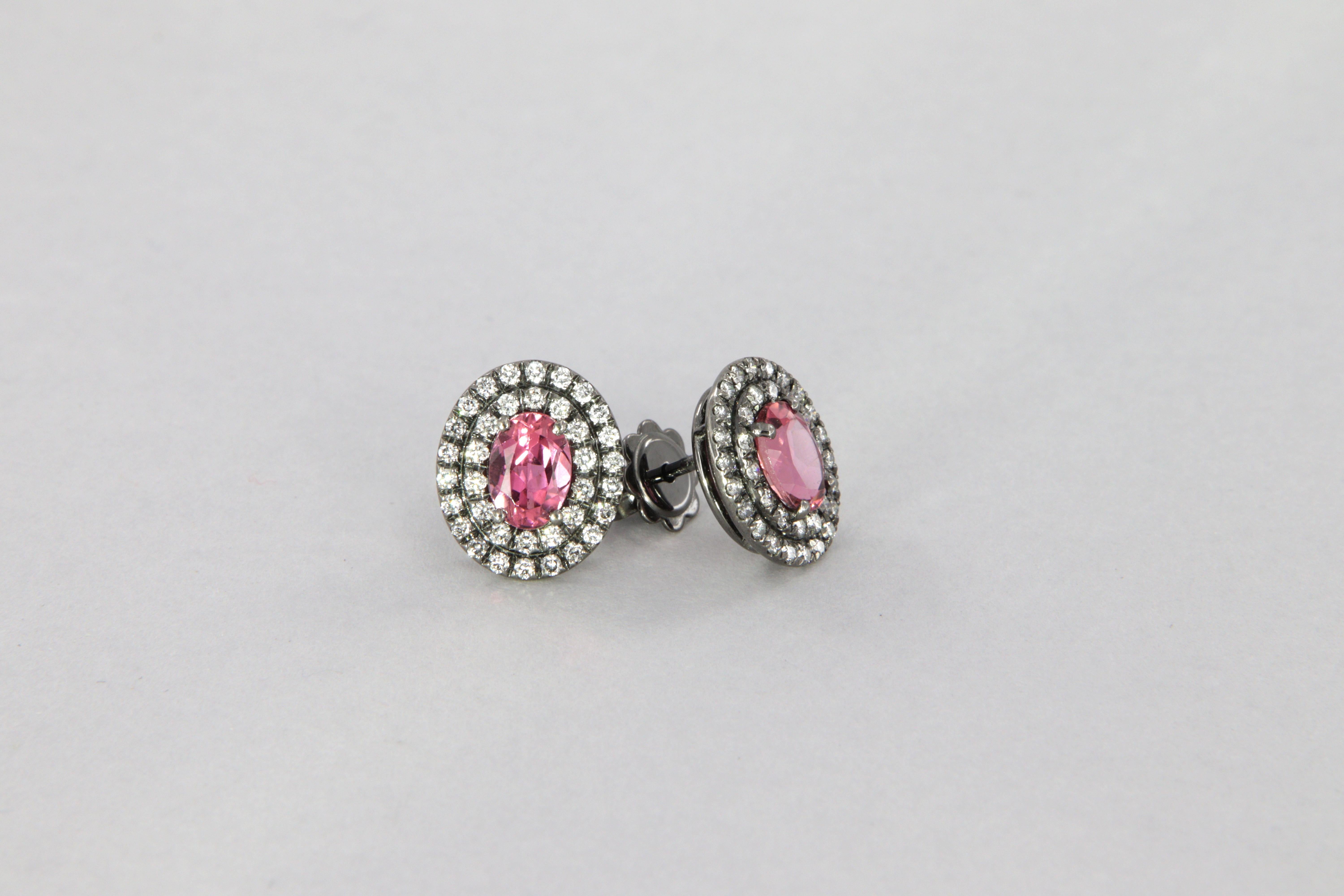 Halo earrings with diamonds and pink tourmalines carat 1.70 in gold In New Condition For Sale In Perugia, IT