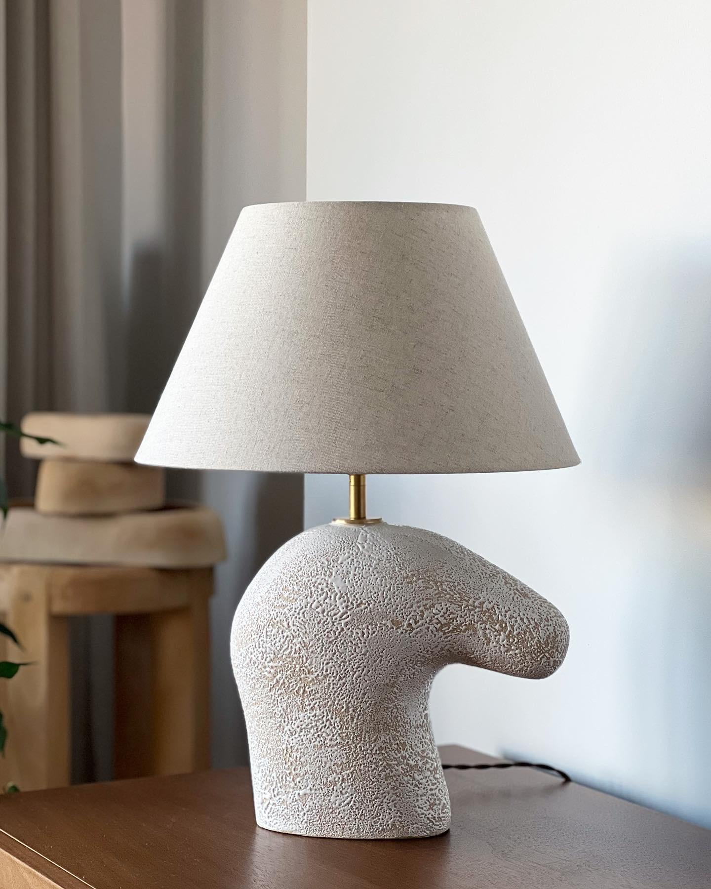 Tota Lampshade by Güler Elçi
Dimensions: W 25.4 x D 15.2 x H 47 cm.
Materials: Stoneware Ceramic, Linen, Unfinished Brass.

Güler Elçi is a ceramic artist based in Istanbul. In the light of her engineering career, she considers ceramics as a