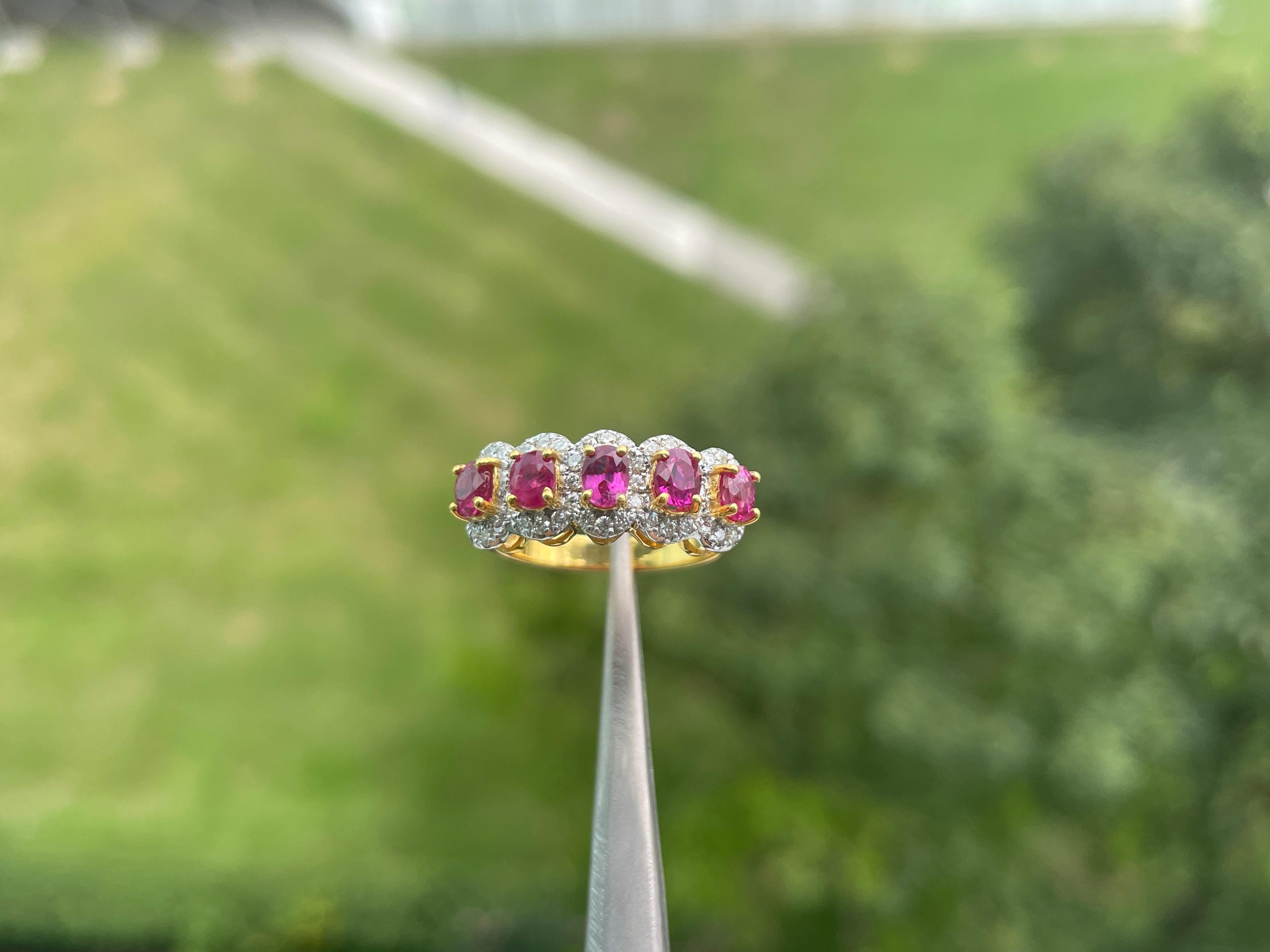 Gesamt 1,6 Karat Burma Ring aus 18 Karat Gelbgold mit unerhitztem Rubin und natürlichen Diamanten (Antiker Kissenschliff)