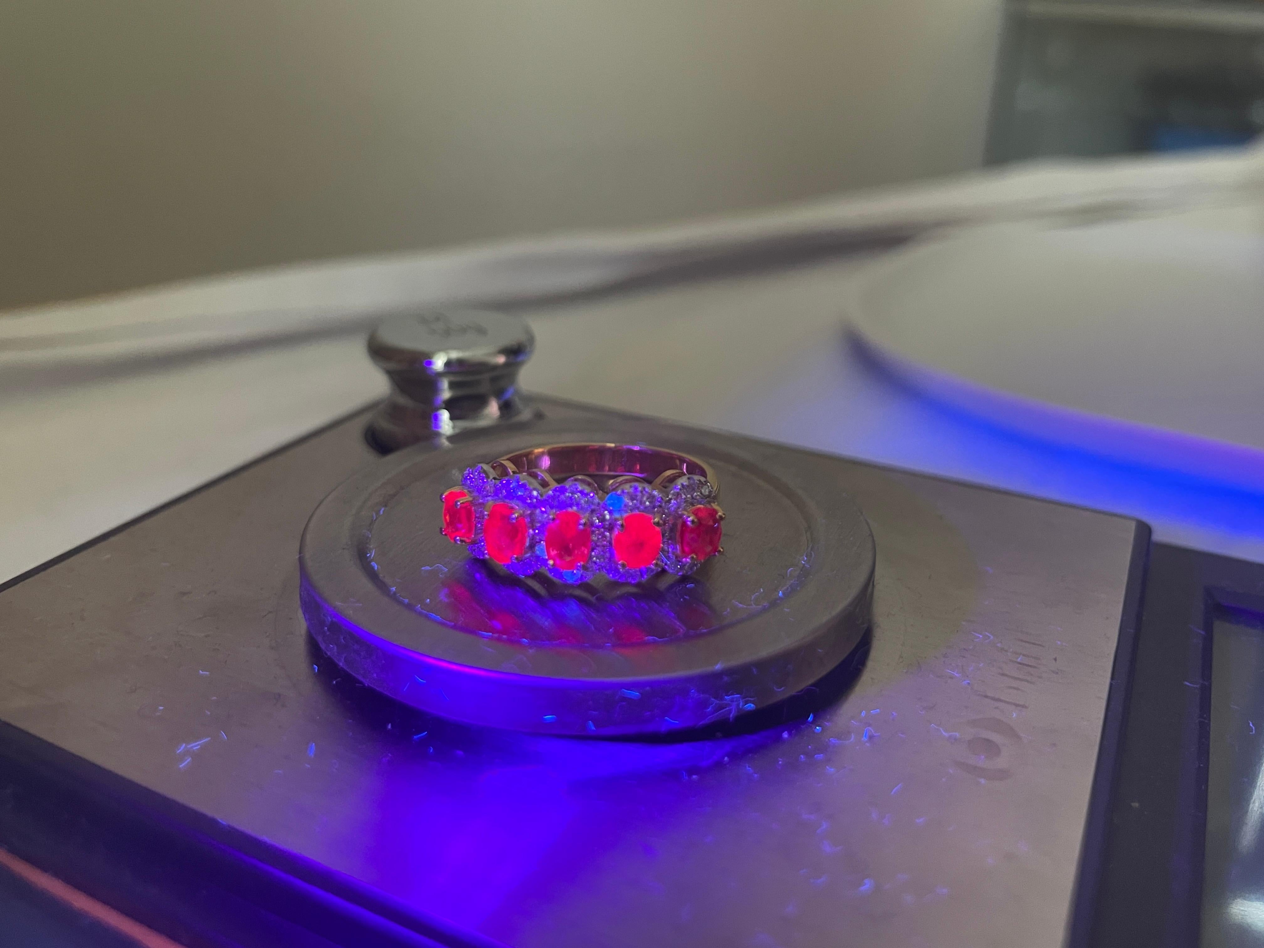 Gesamt 1,6 Karat Burma Ring aus 18 Karat Gelbgold mit unerhitztem Rubin und natürlichen Diamanten im Zustand „Neu“ in Singapore, SG