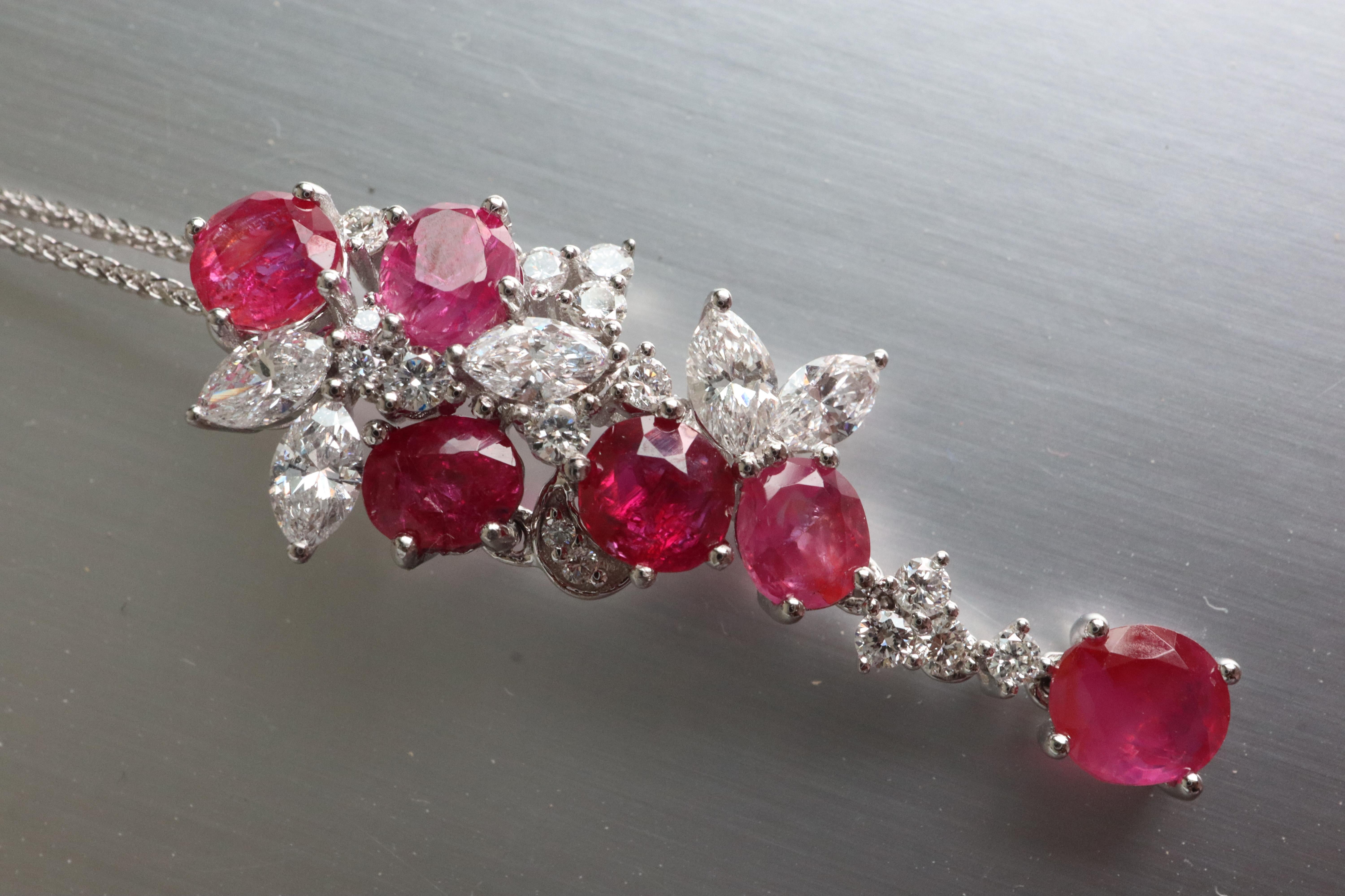 Unerhitzter burmesischer Rubin und natürliche Diamanten Floraler Anhänger aus 18k massivem Gold

Gewicht des Rubins (6 Stück)- 2.44Ct

Messung des Rubins (Durchschnitt) - 4x3.8mm

Breite und Länge des Anhängers - 17x8.5x5.5mm

Klarheit - Leicht
