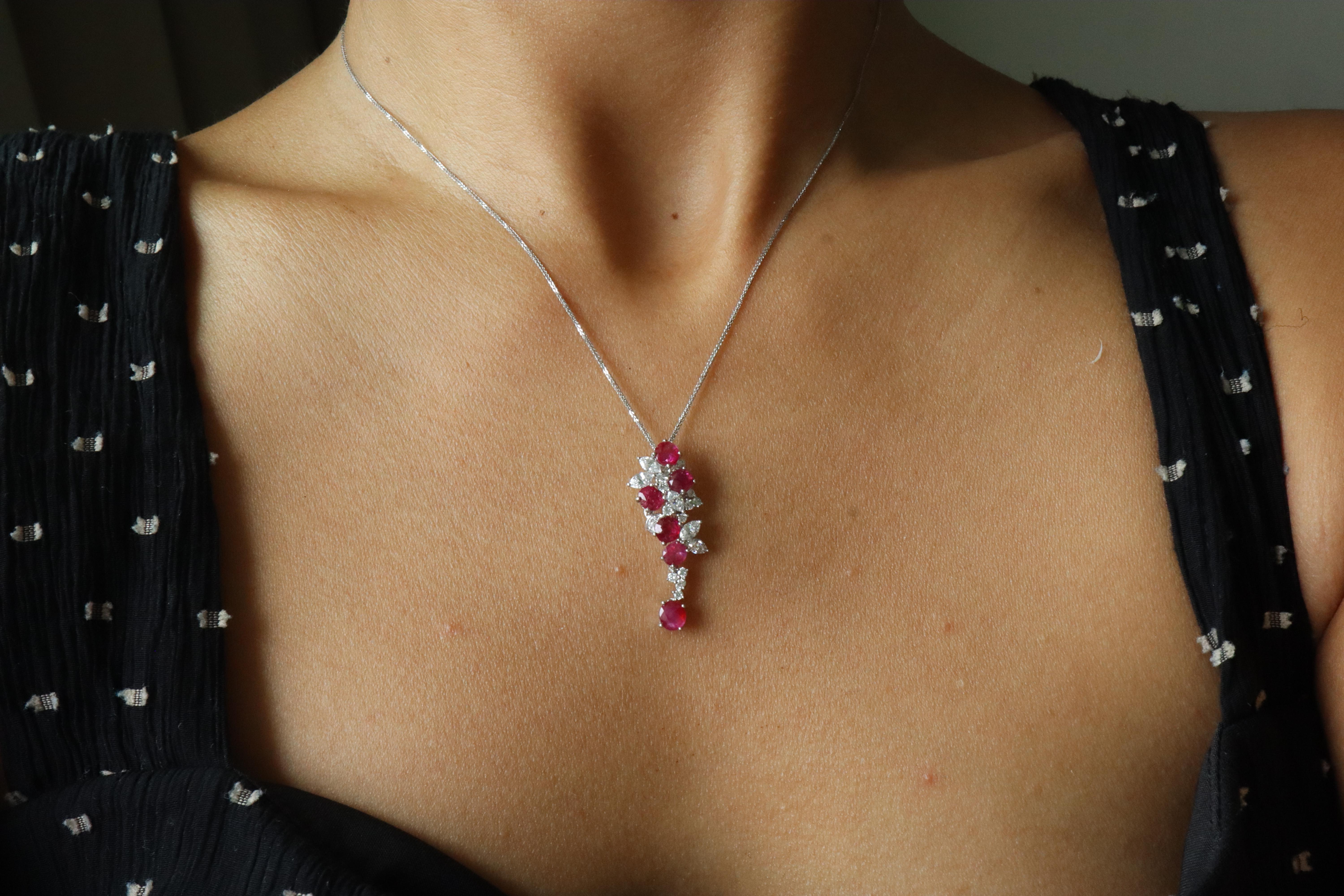 Total 2.44Ct Burma No Heat Ruby Floral Anhänger im Zustand „Neu“ in Singapore, SG