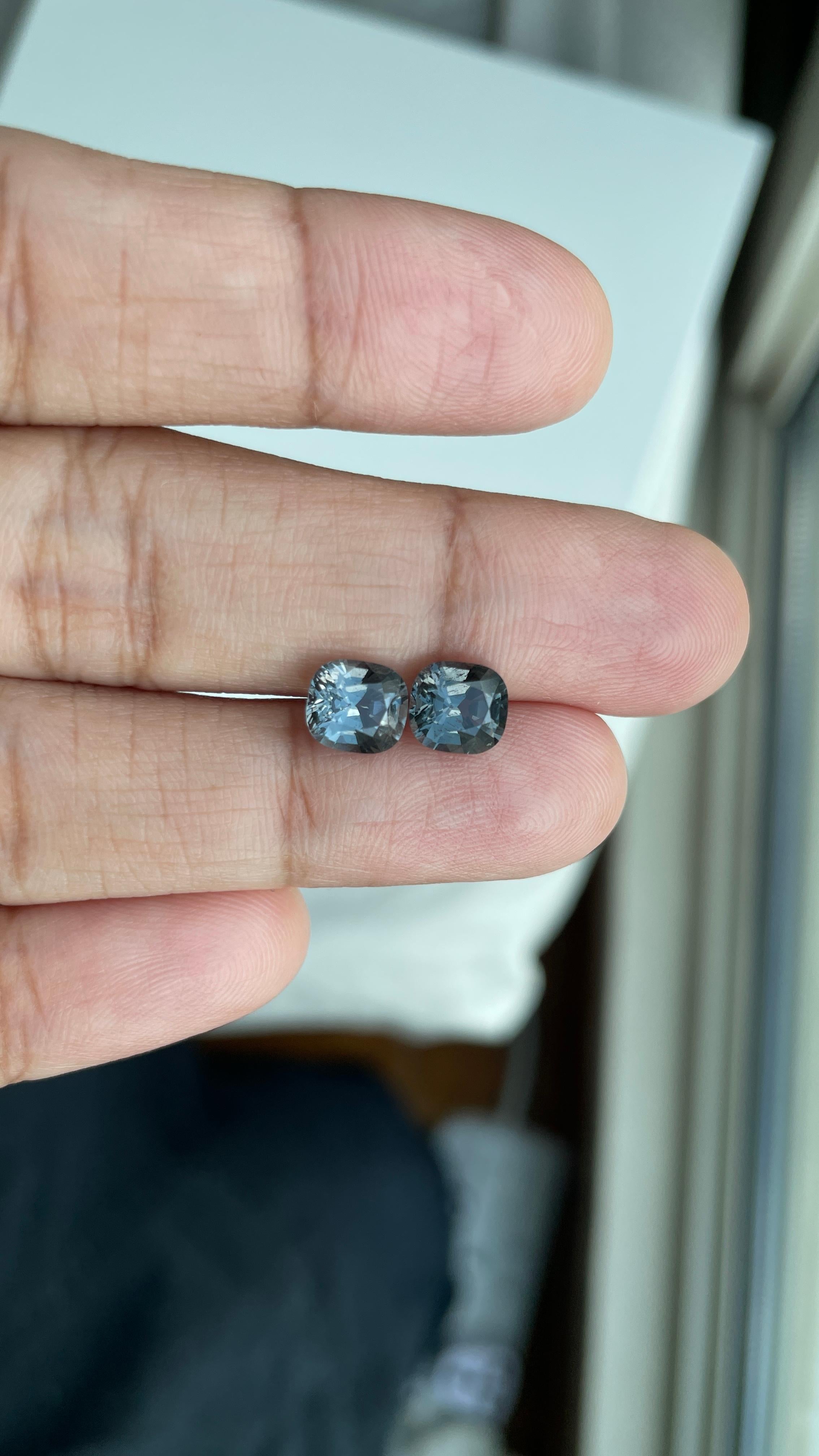 Coppia di spinelli grigi (di alta qualità) tagliati con precisione per un totale di 2,69ct in vendita 2