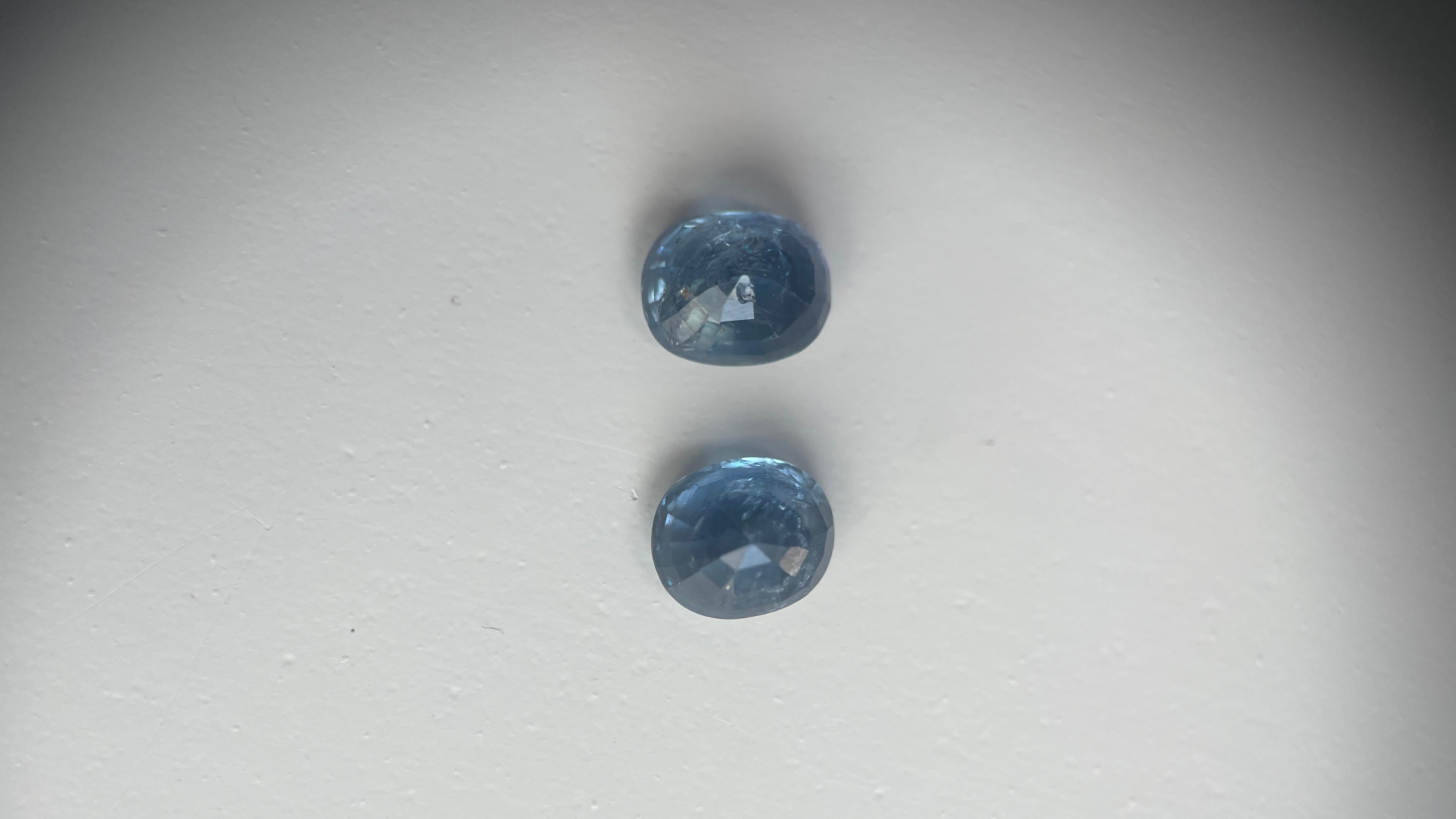Pareja de zafiros azules birmanos sin calentar de 3,69 ct totales Corte oval en venta