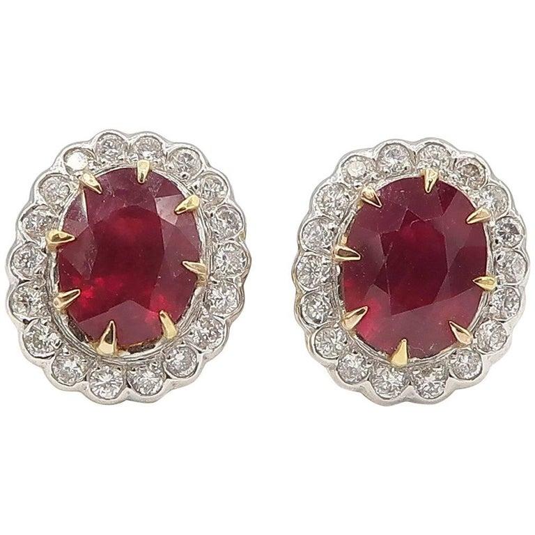 Total 4.67 Carat Oval Ruby Diamond Stud Earrings Yellow Gold In New Condition In Bangkok, TH