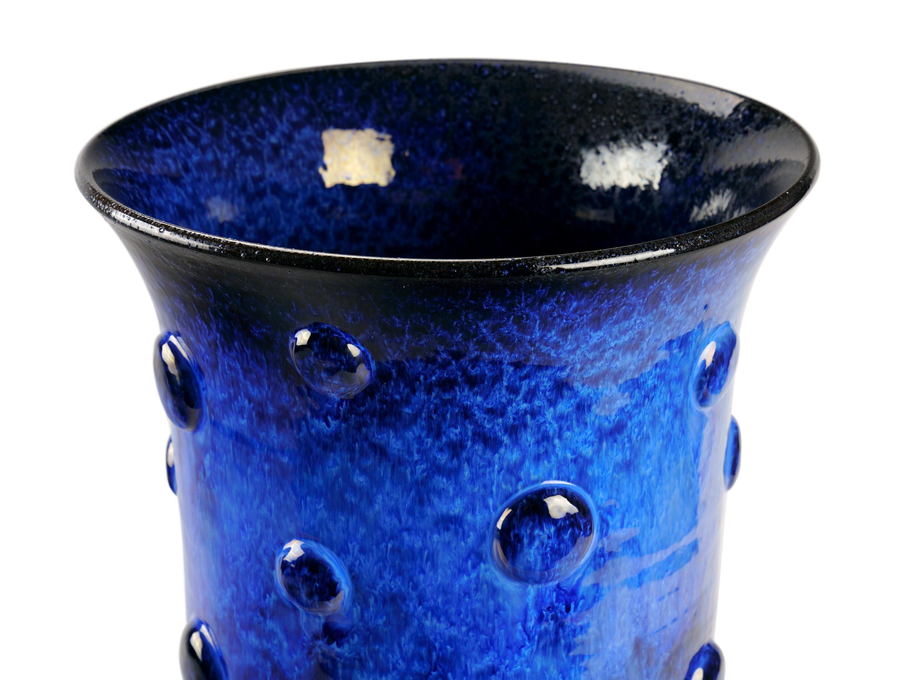 italien Vase en majolique bleu cobalt, vase ou sculpture de centre de table en céramique faite main, Italie en vente