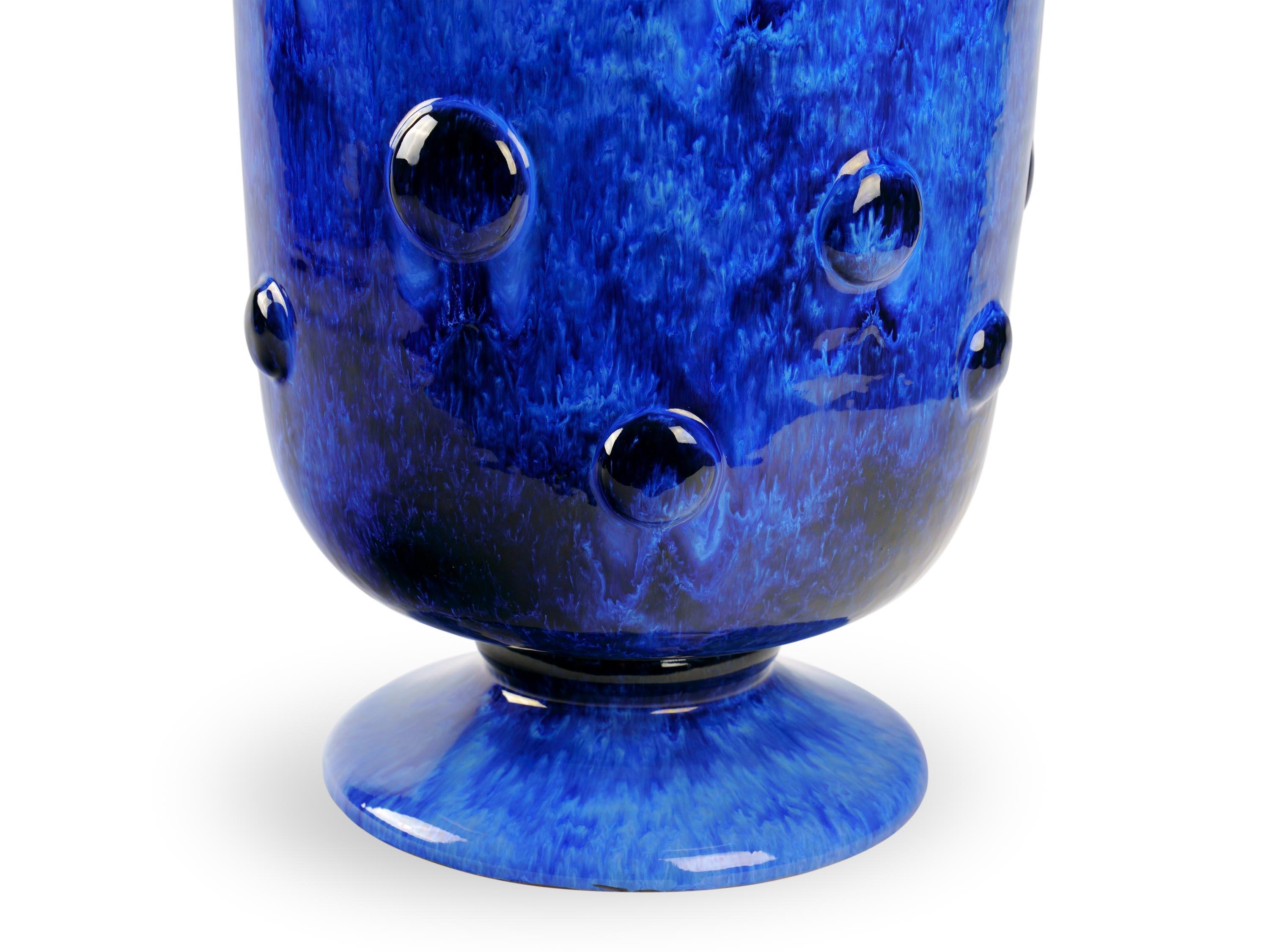 Sculpté à la main Vase en majolique bleu cobalt, vase ou sculpture de centre de table en céramique faite main, Italie en vente