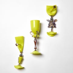 Total Irreverence in Neon Green, eine Glaswandinstallation von Elliot Walker