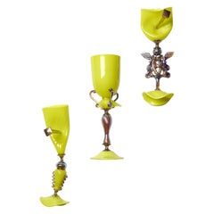 Total Irreverence in Neon Green, eine Glaswandinstallation von Elliot Walker