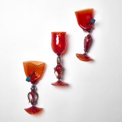 Total Irreverence in Scarlet, eine rote Glaswandinstallation von Elliot Walker