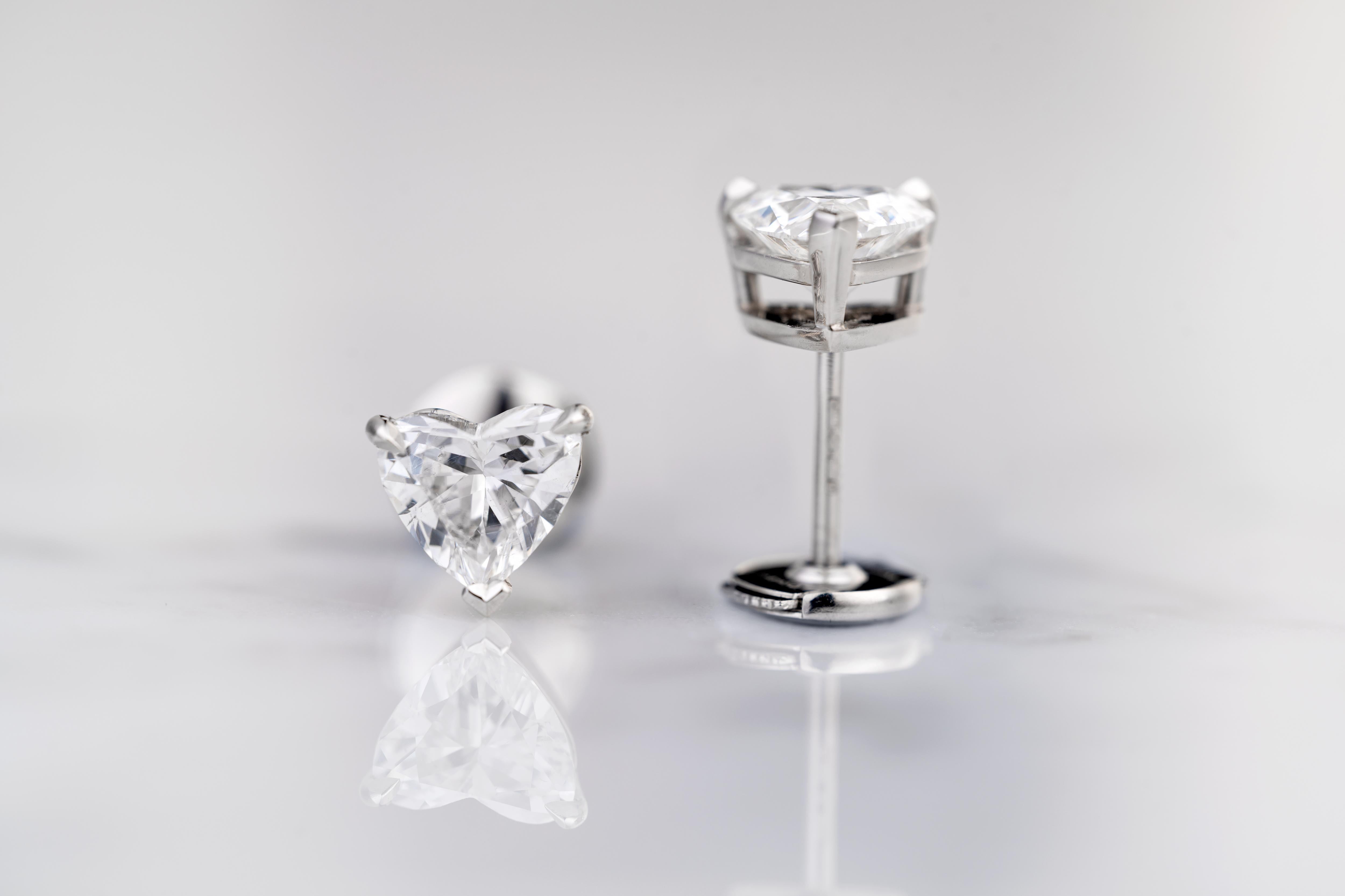 Montati in platino e disegnati da Ninety, questi semplici solitari a forma di cuore sono perfetti da indossare tutti i giorni con un peso totale di circa 2 carati. La collezione comprende anche un ciondolo e un anello solitario a forma di