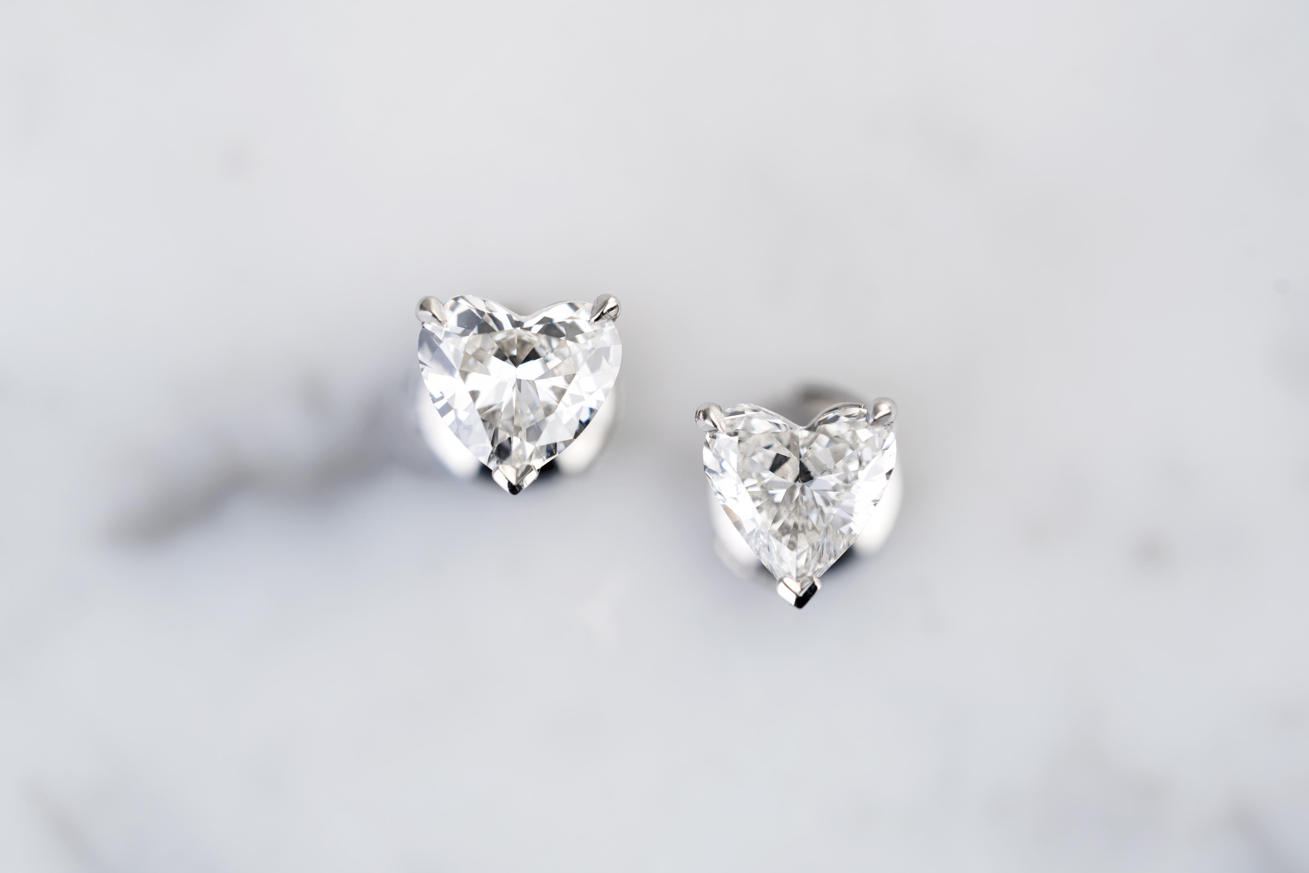 Cuore Totale di orecchini a cuore con diamanti da 2 carati in vendita