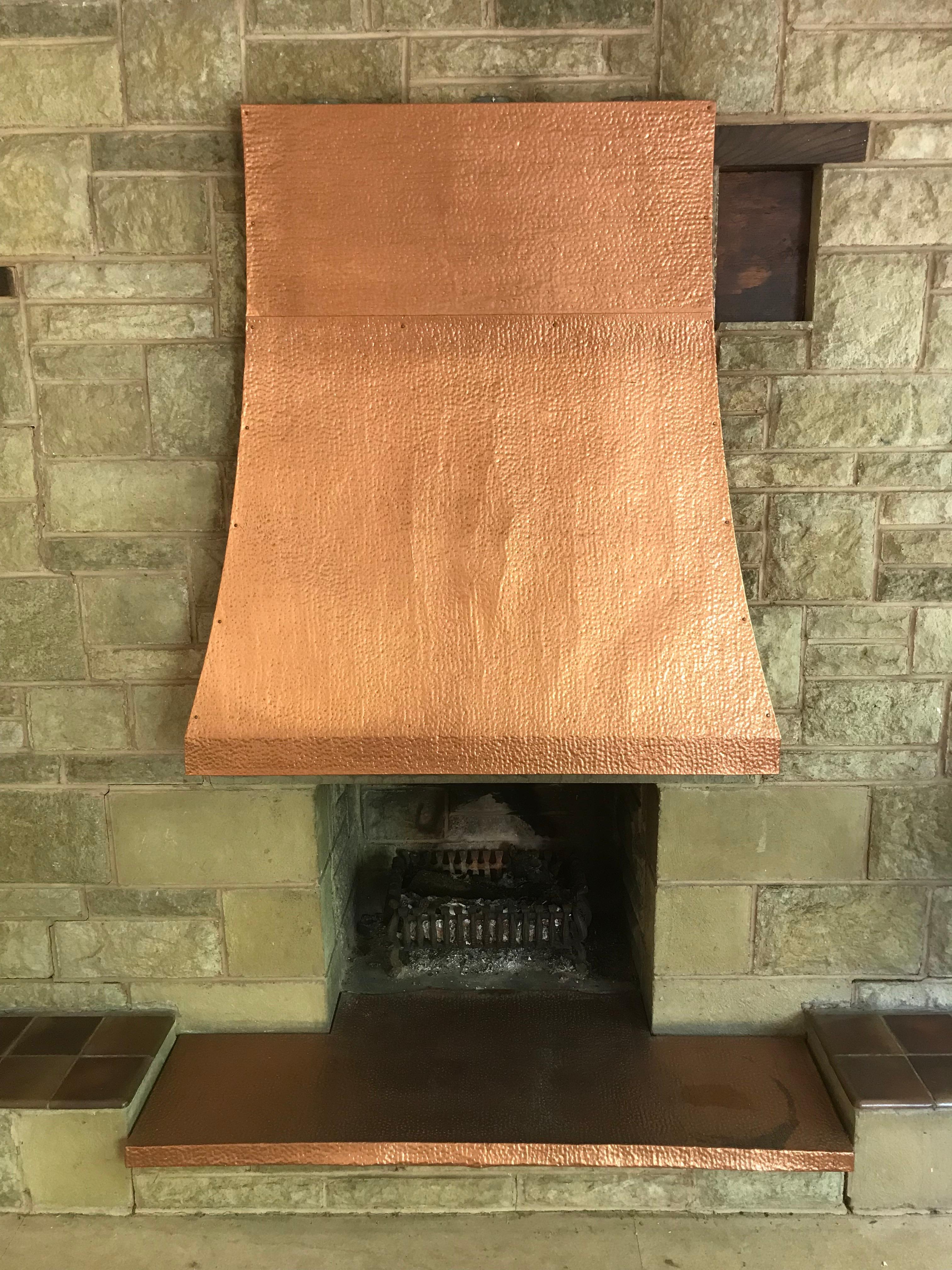 Totally original 1960 retro hammered copper on zinc fire place hood and base, 

measurements fire hood: H 128cm, width at base 117cm, width at top 89cm, depth at base 18cm, depth at top 4cm.

Base plate: width 141cm, max depth 55cm min depth