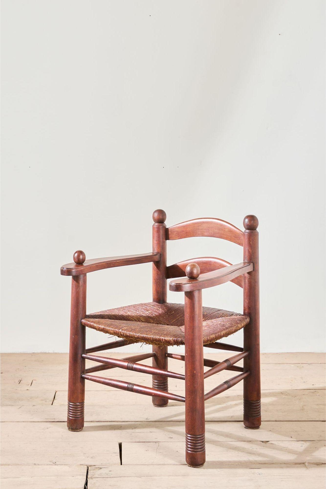 Esta silla es un gran ejemplo de la obra de Charles Dudouyt. Su originalidad es magnífica, así como su estado de conservación. El color la distingue de las demás y el tamaño la convierte en una silla perfectamente utilizable para varios usos. El