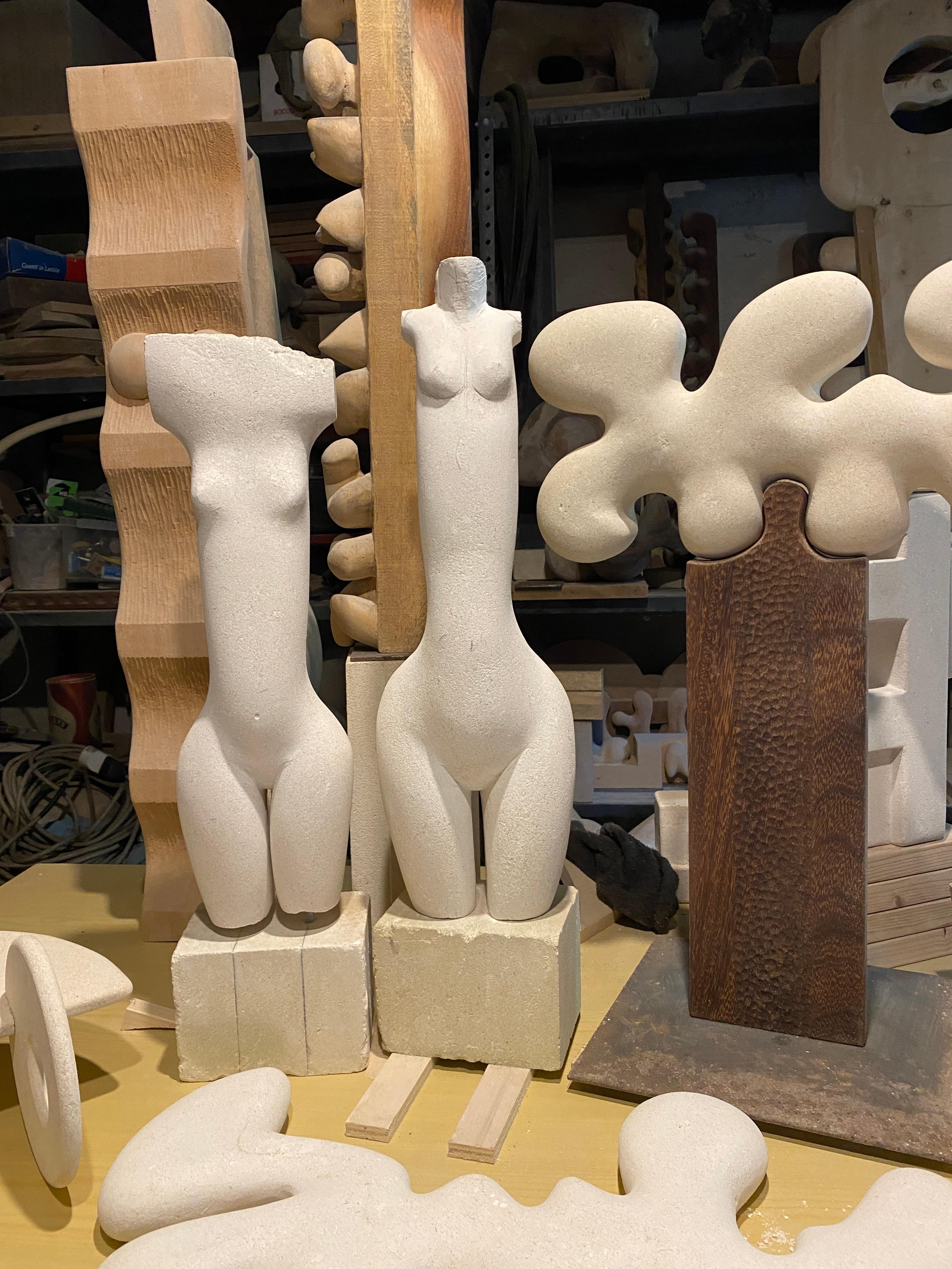 Abstrakte Steinskulptur Totem 06 von Alberto Cabiddu im Angebot 3