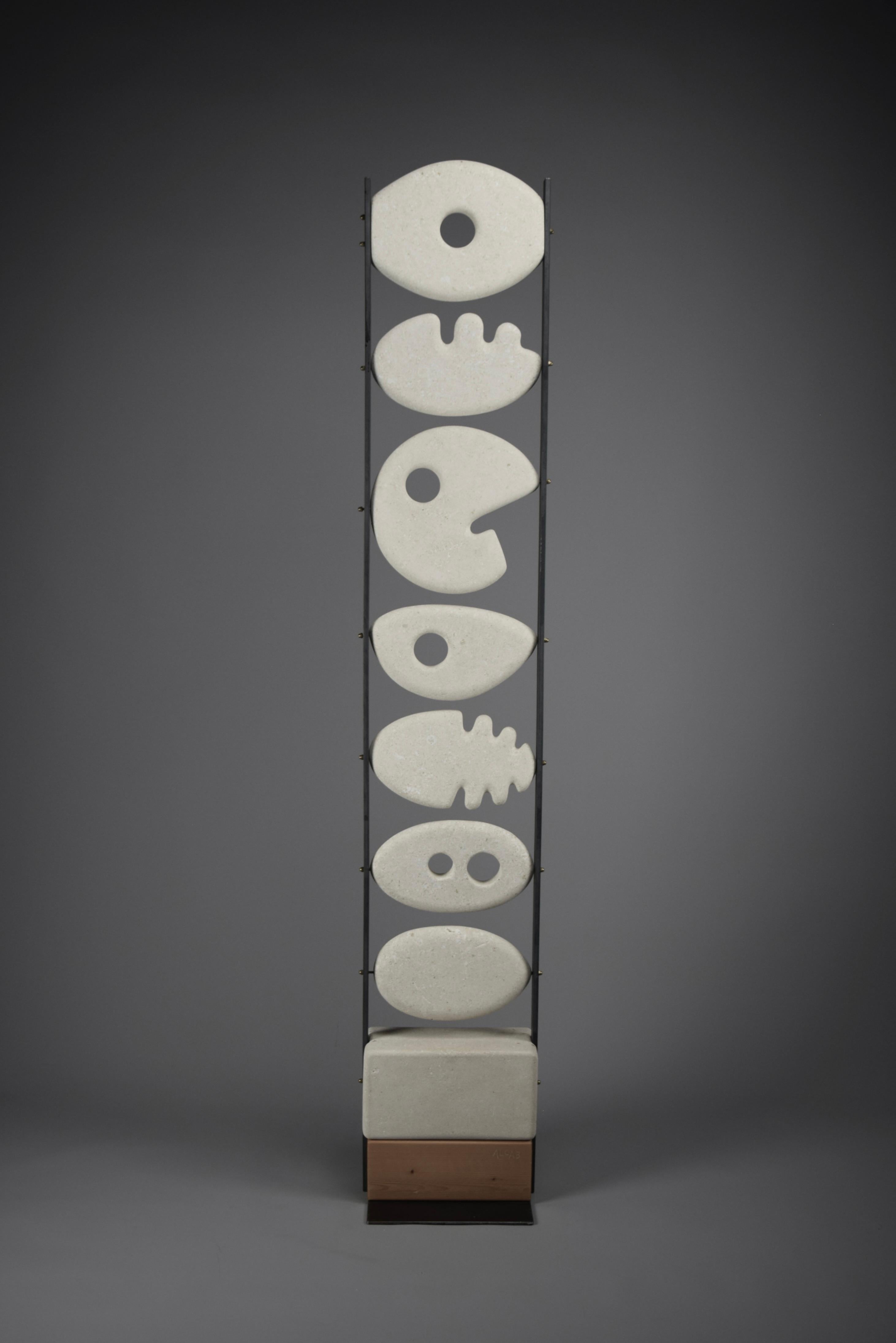 Abstrakte Steinskulptur Totem 06 von Alberto Cabiddu (Moderne) im Angebot
