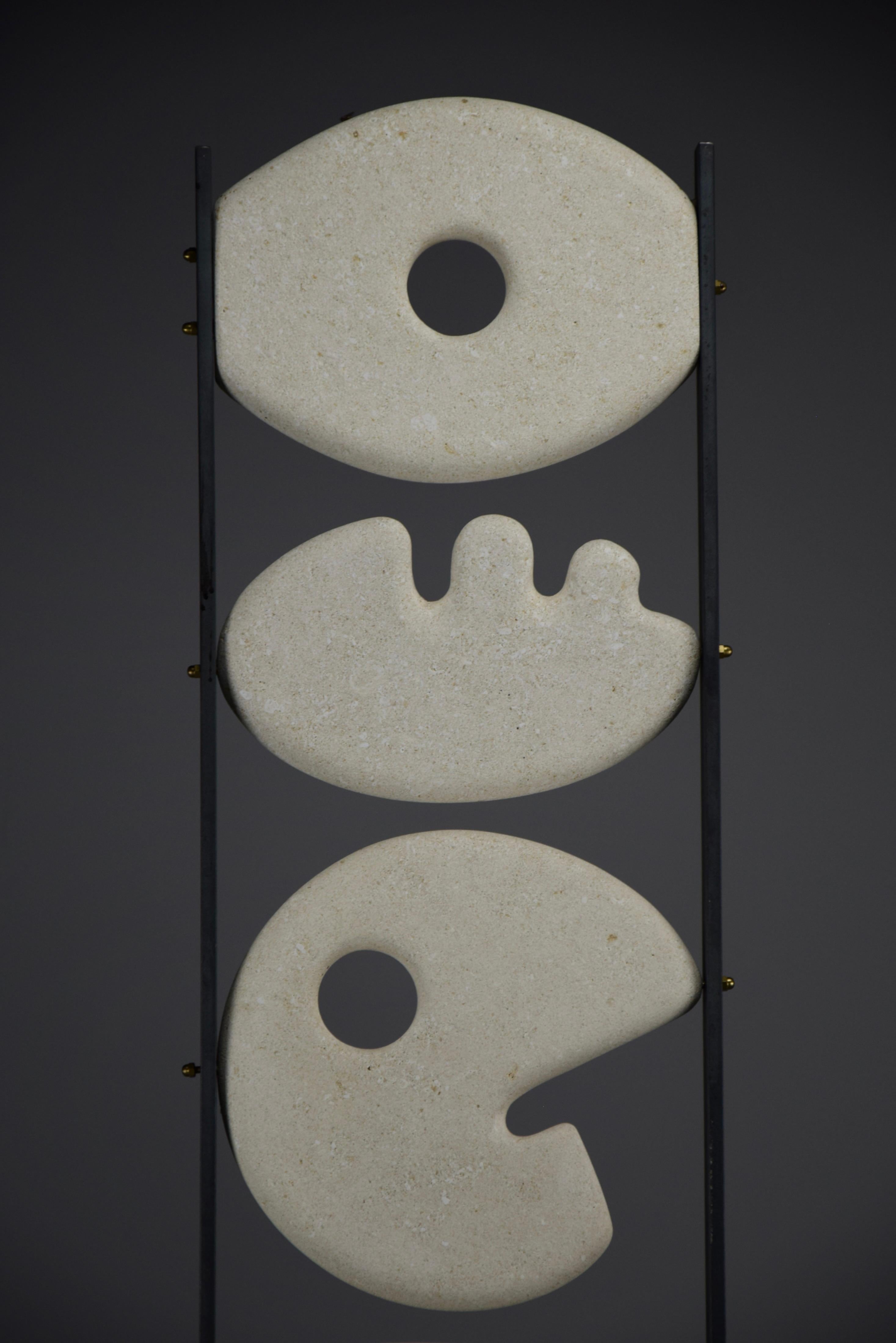 Abstrakte Steinskulptur Totem 06 von Alberto Cabiddu im Angebot 1