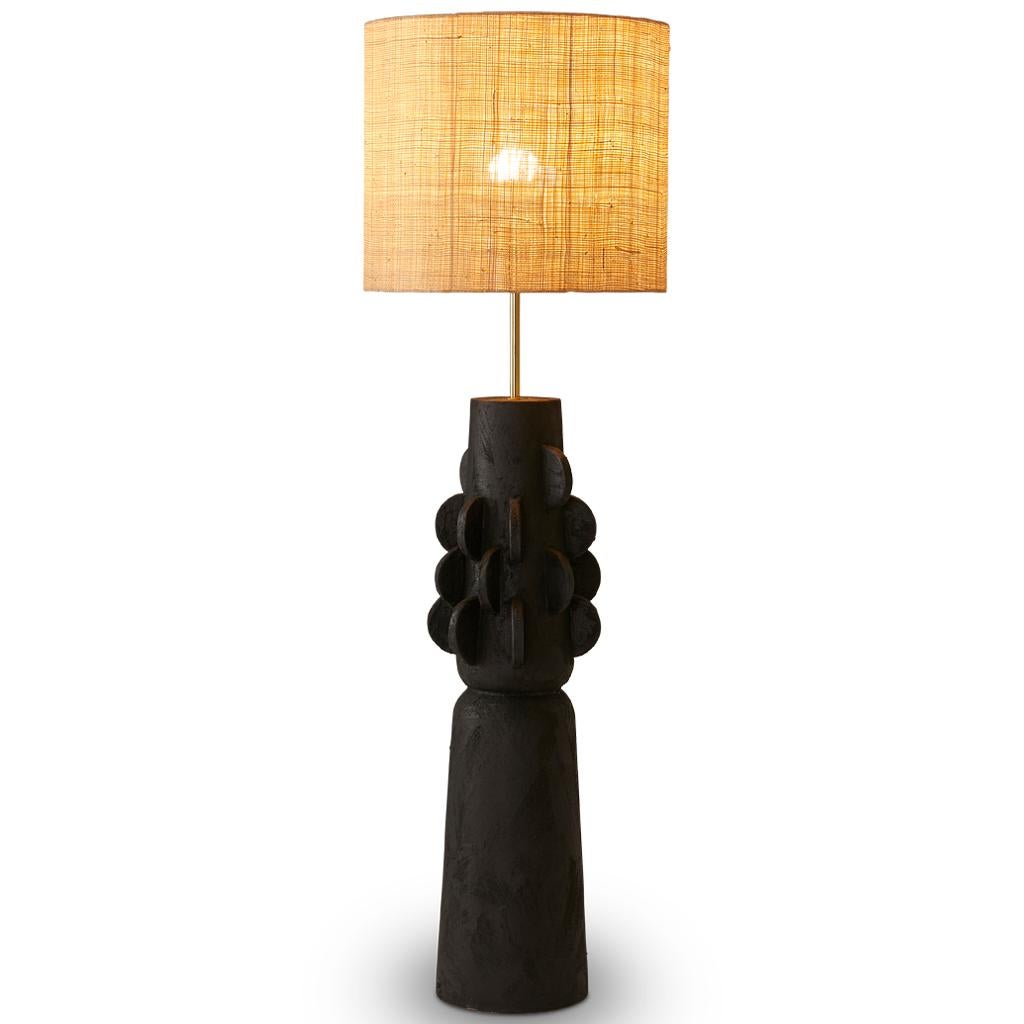 Totem #1 Modern Schwarzer Jesmonit verputzt Terrakotta Raffia & Messing Tischlampe (Moderne) im Angebot
