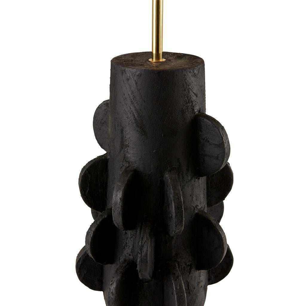Totem #1 Modern Schwarzer Jesmonit verputzt Terrakotta Raffia & Messing Tischlampe (Handgefertigt) im Angebot