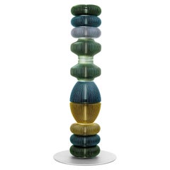 TOTEM-10 di Michael Young, lampada da terra dal design contemporaneo