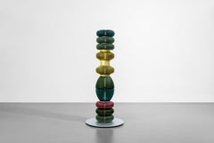 TOTEM-11 di Michael Young, lampada da terra dal design contemporaneo