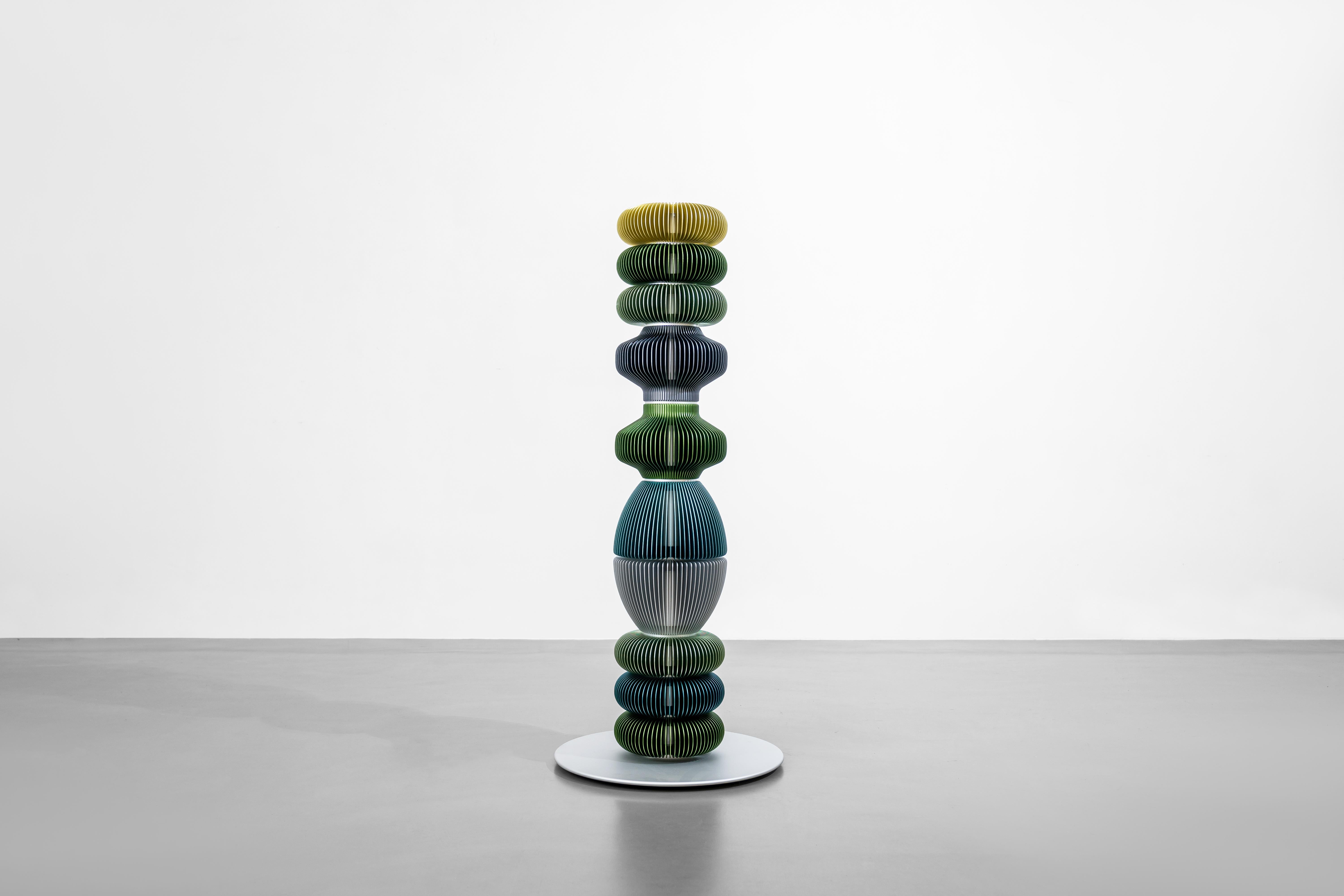 ALLTOTEMs by Michael Young - Sculpter la lumière -

Michael Young est réputé pour son utilisation innovante de l'aluminium dans ses œuvres. Ses créations mettent en évidence la polyvalence et l'attrait esthétique de ce matériau. L'utilisation de