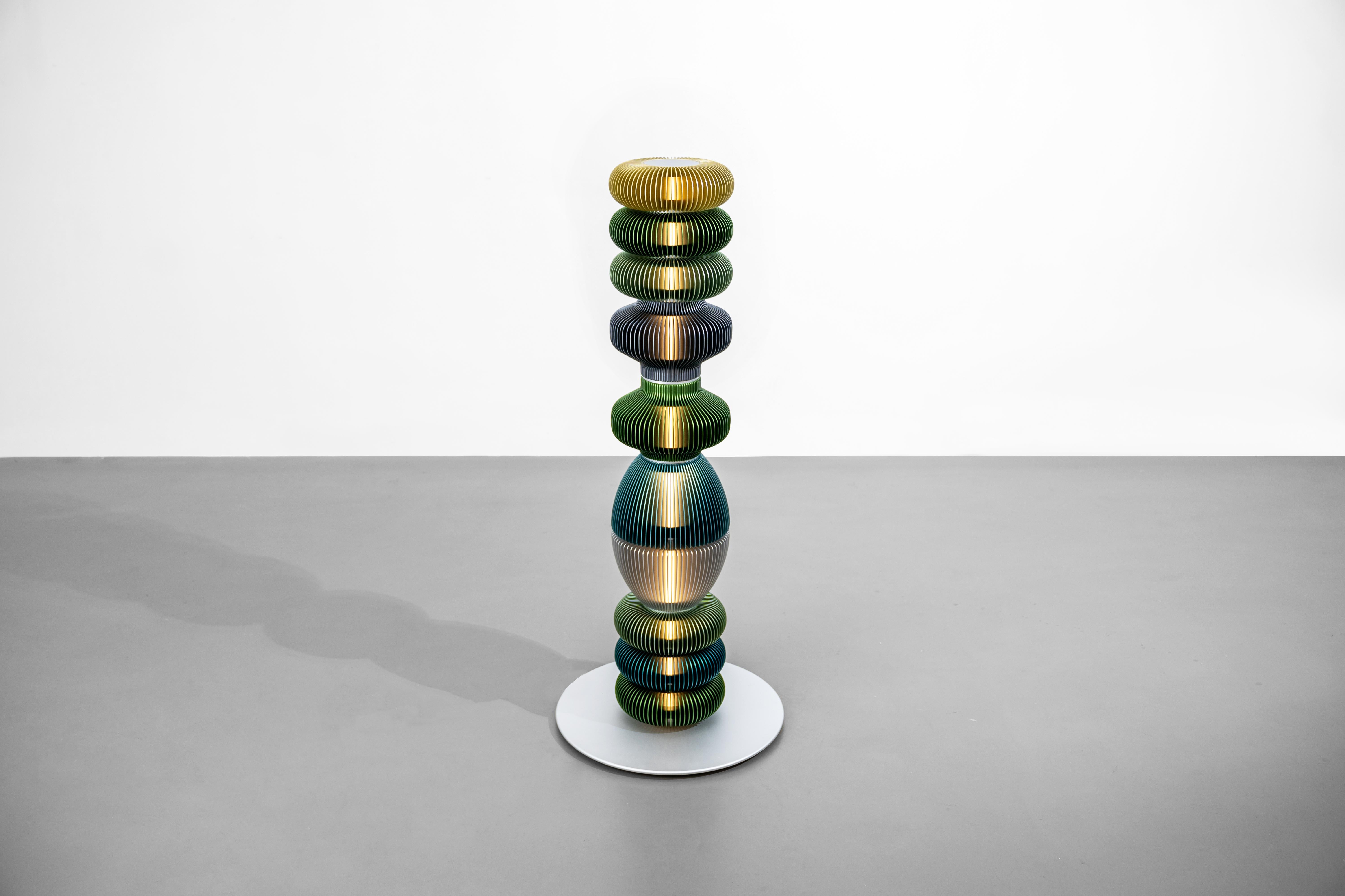 Aluminium TOTEM-12 by Michael Young, lampadaire au design Contemporary en vente