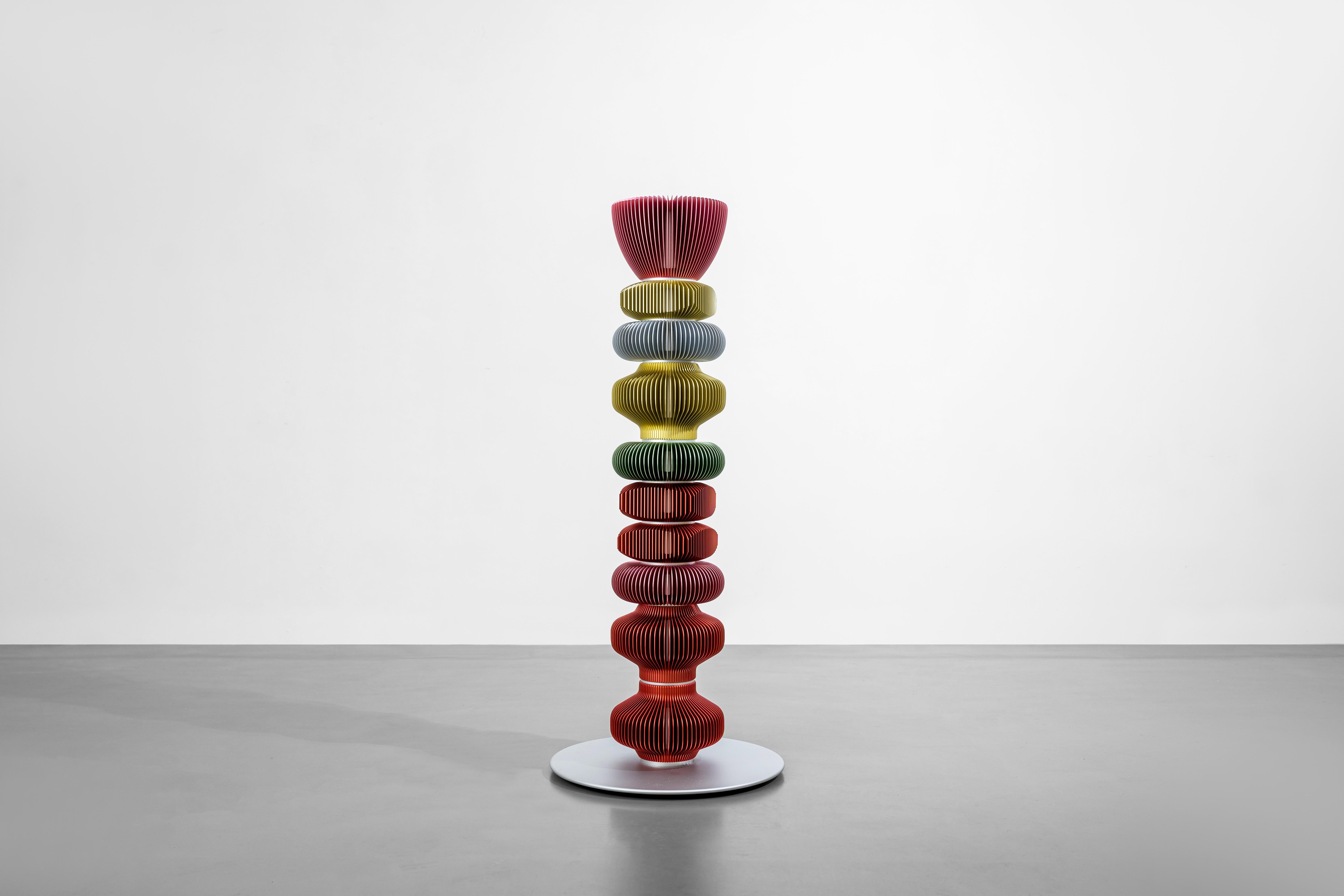 ALLTOTEMs di Michael Young - Scolpire la luce -

Michael Young è famoso per l'uso innovativo dell'alluminio nelle sue opere. Le sue creazioni evidenziano la versatilità e il fascino estetico di questo materiale. L'uso dell'alluminio da parte di