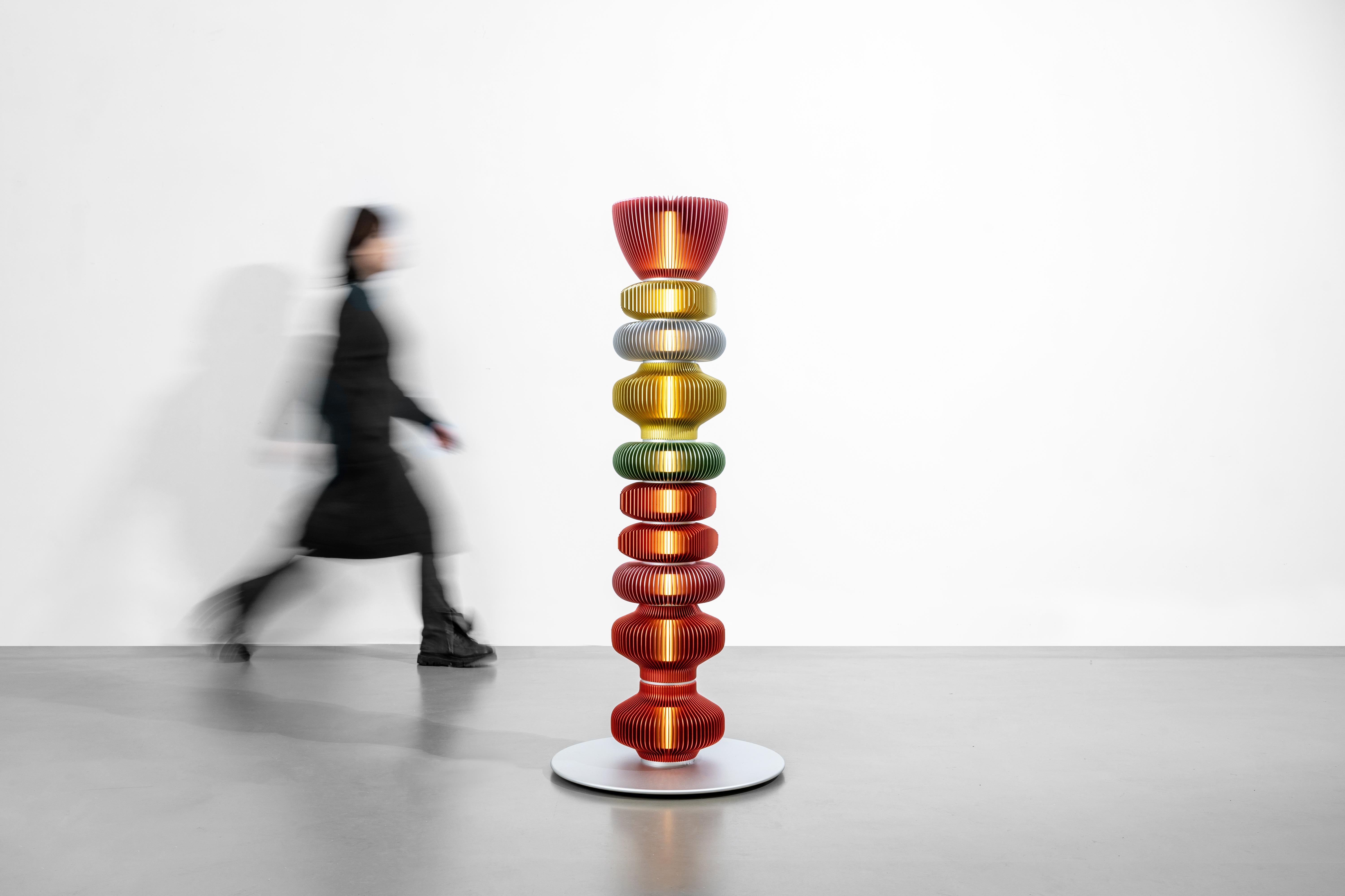 XXI secolo e contemporaneo TOTEM-13 di Michael Young, lampada da terra dal design contemporaneo in vendita