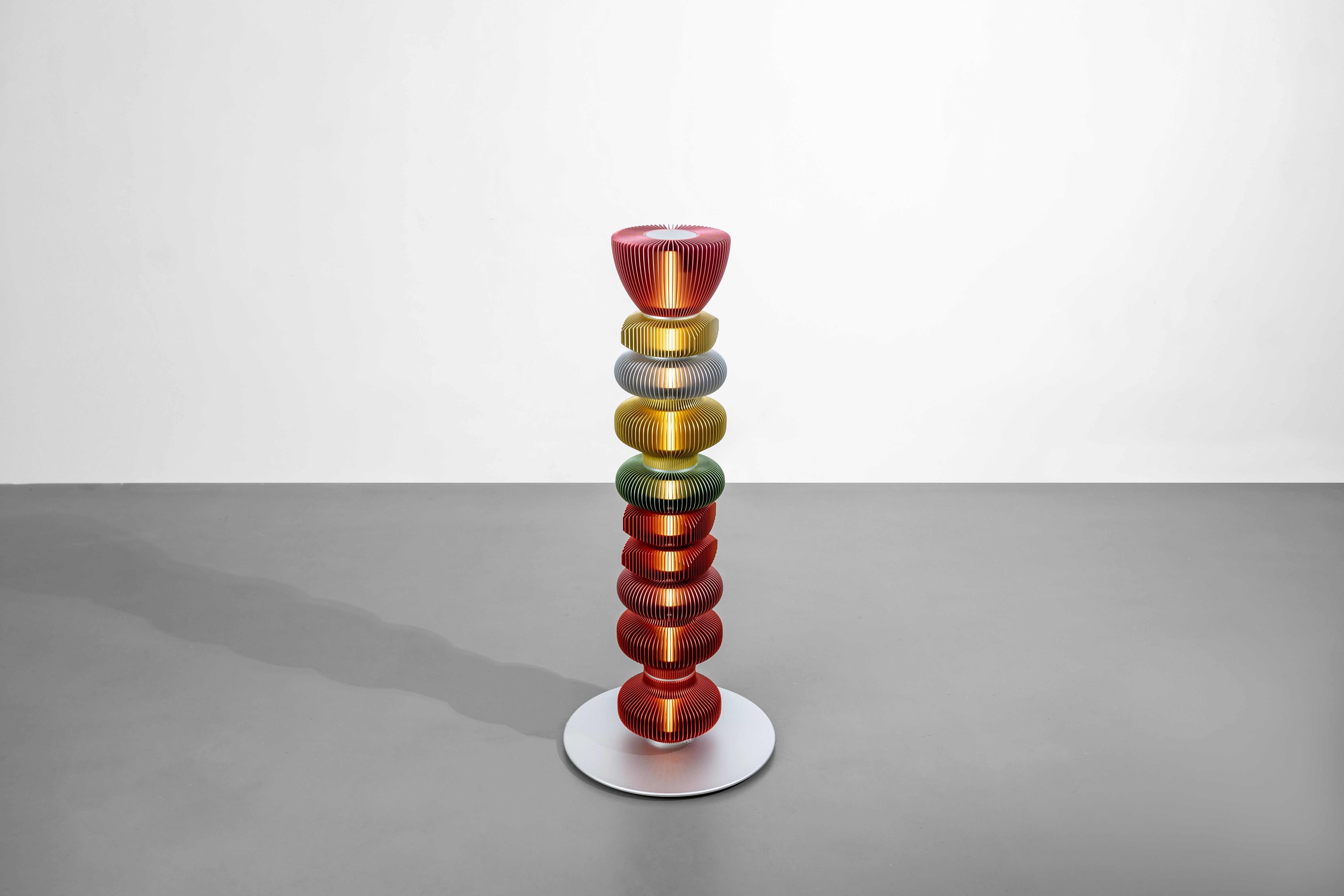 Alluminio TOTEM-13 di Michael Young, lampada da terra dal design contemporaneo in vendita