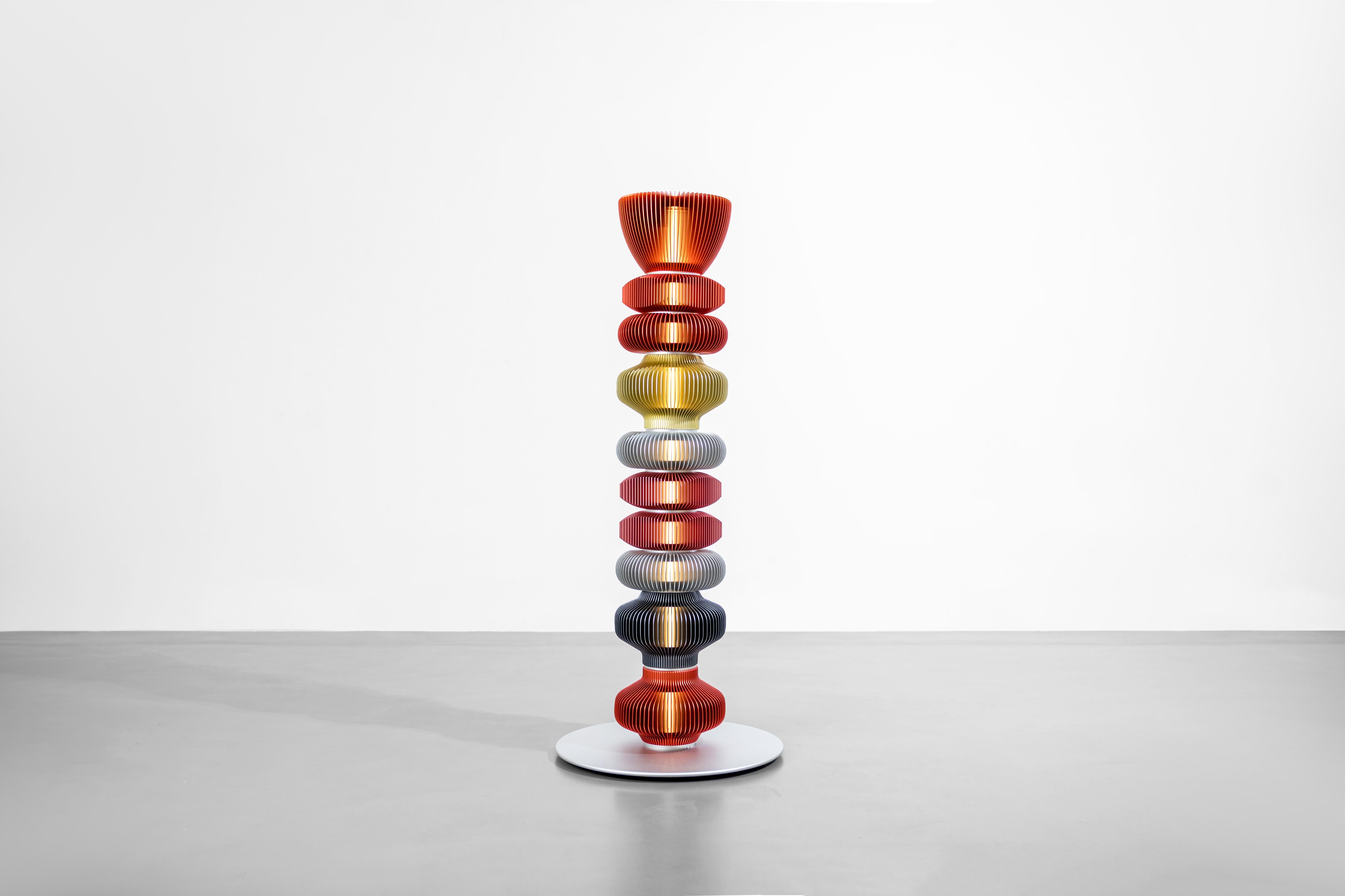ALLTOTEMs by Michael Young - Sculpter la lumière -

Michael Young est réputé pour son utilisation innovante de l'aluminium dans ses œuvres. Ses créations mettent en évidence la polyvalence et l'attrait esthétique de ce matériau. L'utilisation de
